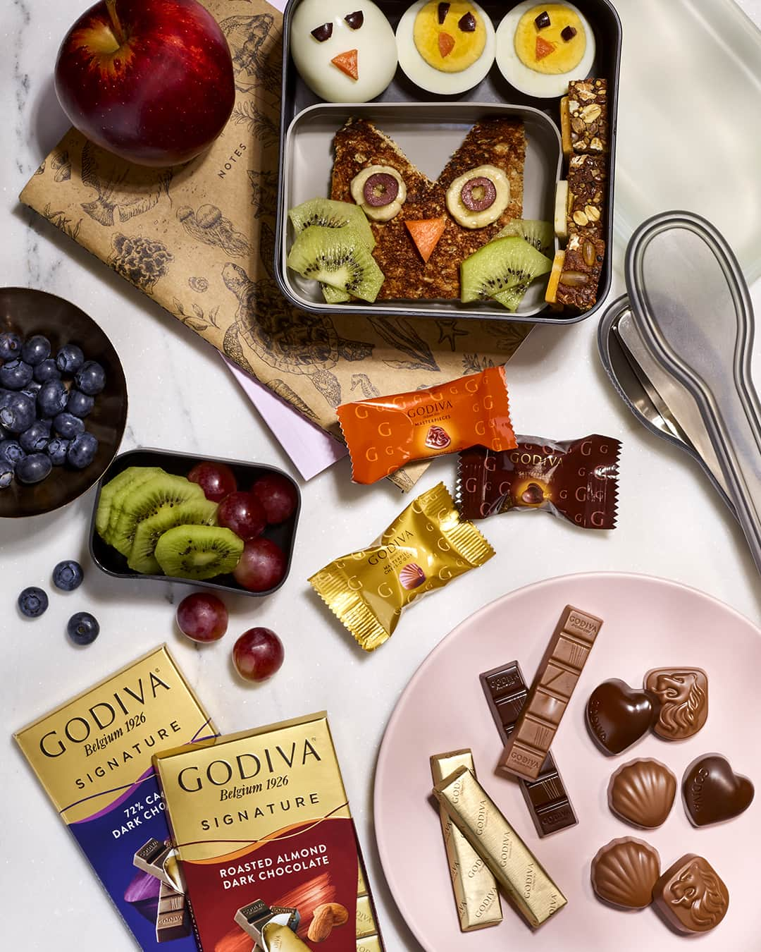 GODIVAさんのインスタグラム写真 - (GODIVAInstagram)「Want to be your kids’ biggest fan? Add GODIVA Signature Mini Bars or Masterpieces to their lunchbox for a perfectly balanced meal.🎒」9月9日 0時06分 - godiva