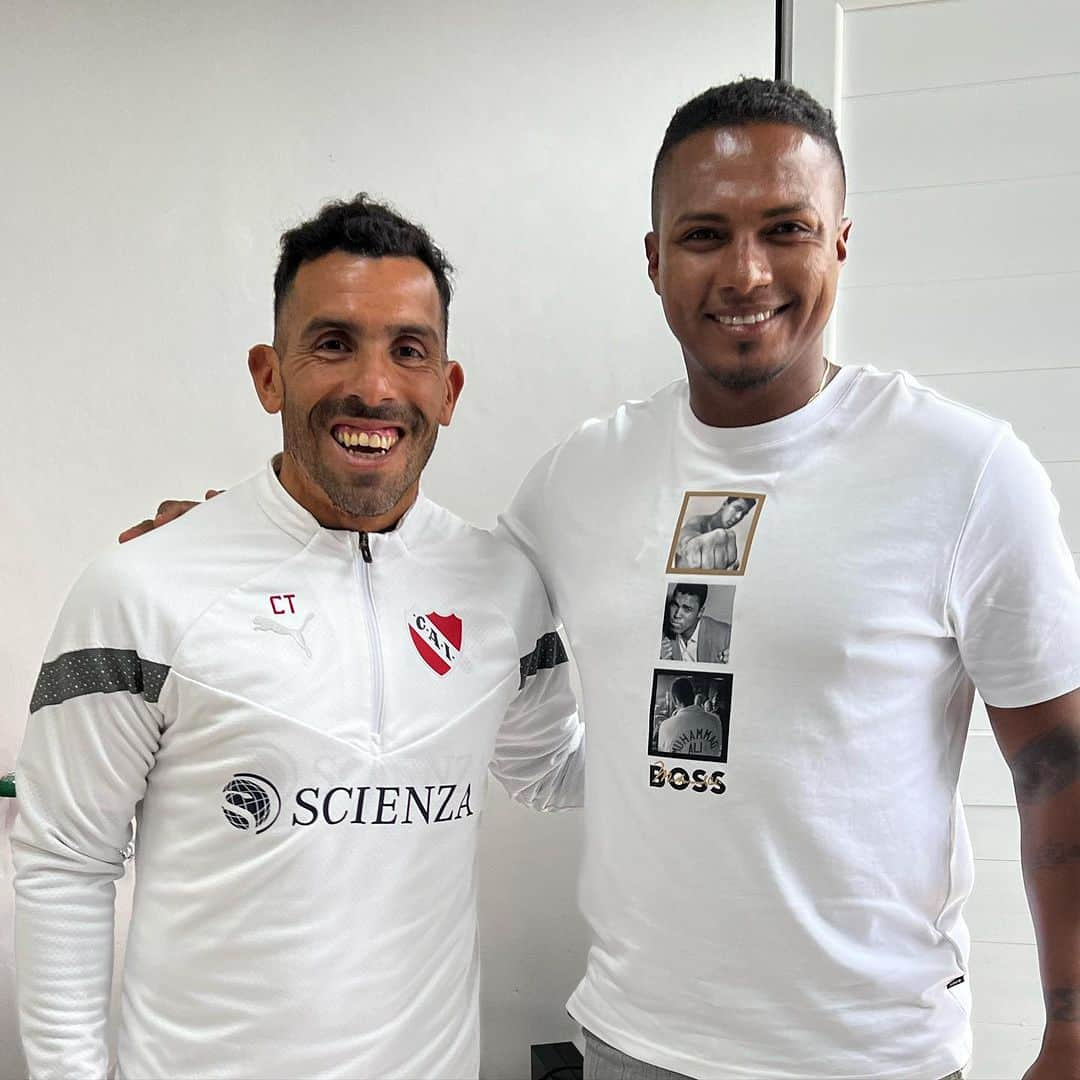 アントニオ・バレンシアのインスタグラム：「Hoy tuve la oportunidad de visitar y hablar de fútbol con un grande. La pasion es grande. Gracias Carlitos por tu humildad y espero que todo te vaya bien en la vida. Un abrazo Grande.」