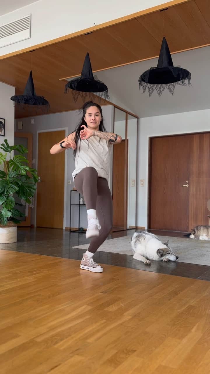 のインスタグラム：「Friyay vibes 💃🏻  dc: @ rr_ganiii on TikTok 💕」