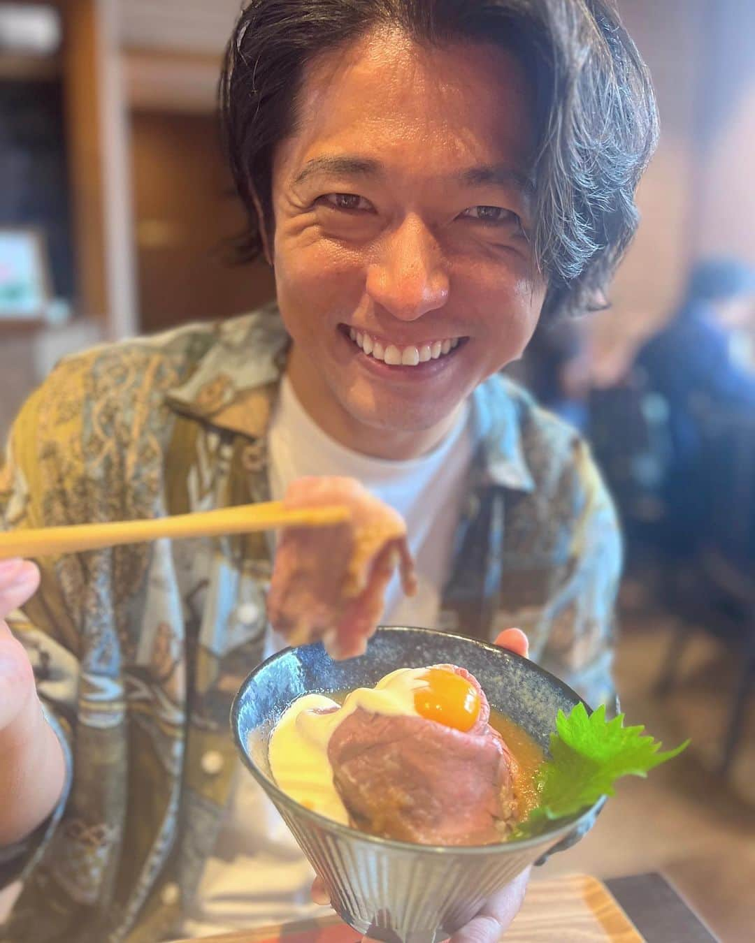 工藤淳之介のインスタグラム：「洋わさびやクリームチーズの味噌漬けとどに味変しながら最後まで楽しめるローストビーフ丼と、たっぷり使われているたまねぎの旨味を感じるハンバーグ定食が看板メニュー。  早亀食堂さん、明日のなじラテで出るとか出ないとか。おすすめです😋✨  #なじラテ #新潟ランチ #新潟グルメ #新潟カフェ #新潟ディナー #新潟市中央区 #網川原 #ローストビーフ丼 #ローストビーフ #ハンバーグ #ハンバーグ定食 #bsn #アナウンサー #ご飯大盛り無料 #頼みがち #工藤淳之介」