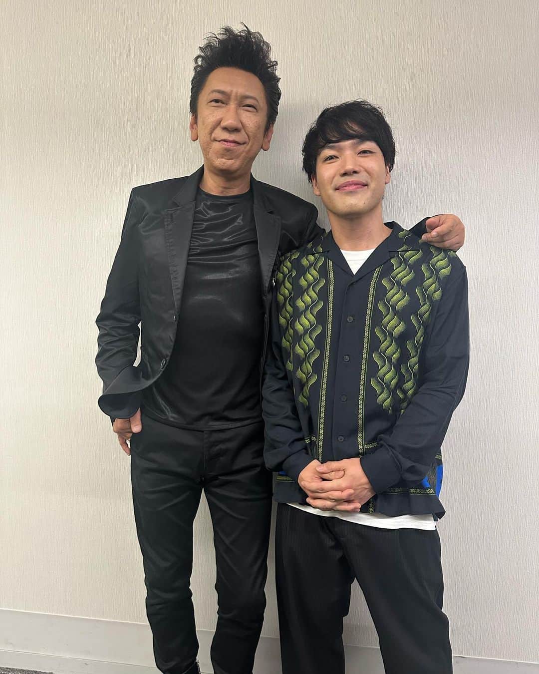 田辺由明のインスタグラム：「10代の頃、BOØWYと出逢って、布袋さんのギターと出逢って、ギターを弾くこと…の考え方が変わったのをよく覚えてる。  それから現在までたくさん布袋さんの真似をしてきたなぁ…。  こんな日が来るなんて思ってもみなかった…。  やっぱり"あこがれ"が自分の原動力…！！  布袋さん、ありがとうございました…！！ これからもずっとあこがれです。  #布袋寅泰 さん @hotei_official」