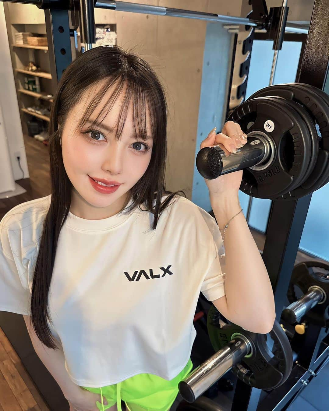 朝日しずくさんのインスタグラム写真 - (朝日しずくInstagram)「新店舗の『Kay G+』 @kayg_personalgym  パーソナルトレーニングに行ってきました🩵🩵  めちゃくちゃオシャレで落ち着いた素敵な雰囲気~🌿 新宿御苑駅徒歩1分でアクセスも抜群なの🙆‍♀️✨  パーソナルだから周りの目を気にせず集中してトレーニングできるのって最高だよね🏋️  プロにしっかり見てもらえるから正しくトレーニング出来て効果が出るのも早いの⭕️  久しぶりのトレーニング頑張ったから筋肉痛👌👌 汗だく髪ボサボサだけど楽しかったからOK ~🏃‍♀️  ウェアはVALXさんのかわいいTシャツ👕 モチベも上がりまくった🩵 グロップド丈で普段使いもしやすくてめちゃくちゃ可愛いでしょ~🫶  とてもおすすめ🩵🩵  #ケイジー #新宿パーソナルジム #新宿パーソナルトレーニング #恵比寿パーソナルジム #恵比寿パーソナルトレーニング #valx #トレーニング女子 #トレーニングウェア」9月9日 0時09分 - asahidrops