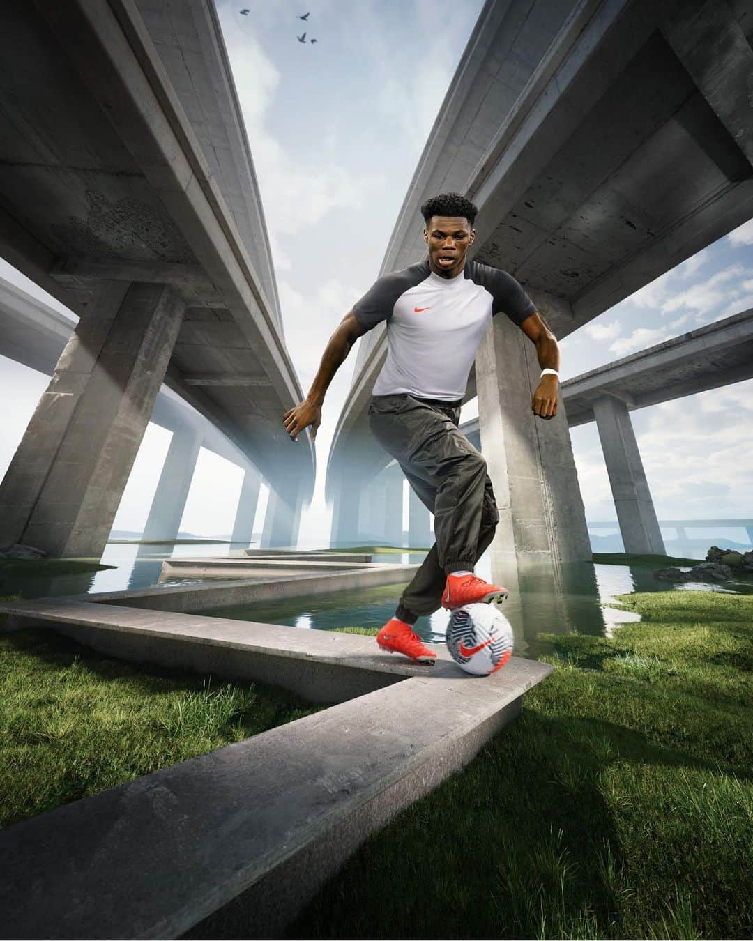 ナイキフットボールのインスタグラム：「Anywhere. Anytime. Agility.  With the multidirectional traction of the Nike Cyclone 360 plate, @aurelientchm is ready to raise his agility anywhere in the Phantom Luna.  Where will you rotate the game? #NikeFootball」