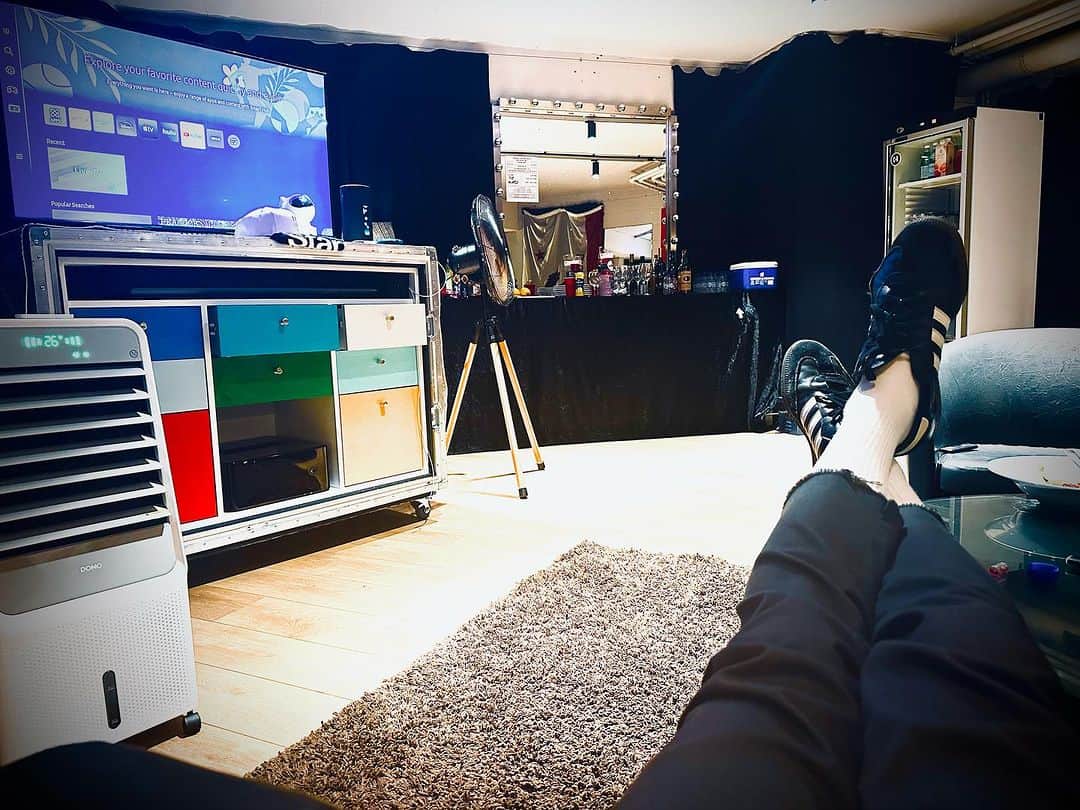 トム・デロングのインスタグラム：「Hello Belgium… see you in a little bit. 🤘🏼 @blink182」