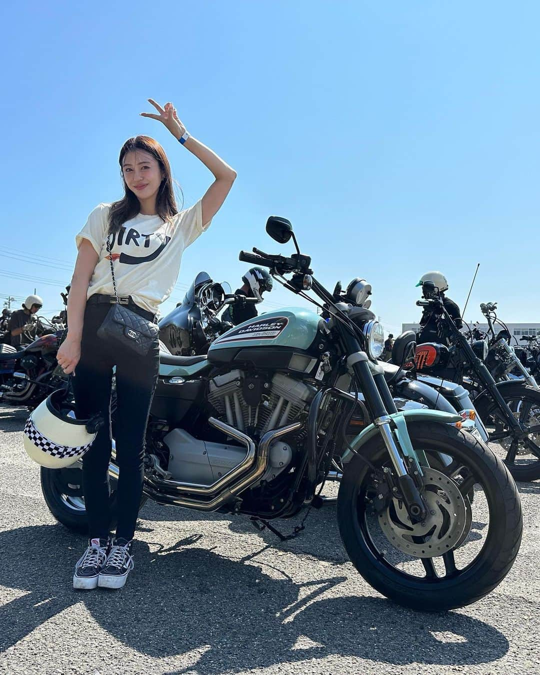 大川藍さんのインスタグラム写真 - (大川藍Instagram)「私事ですが  なんとバイクの大型免許取っちゃいましたーーー！ というよりも免許取る前に バイク買っちゃってましたー笑  バイクは乗るのずっと夢やったんですけど もう30歳やし、人生最高にハッピーに生きる為に自分のやりたいことやり尽くそうと思い切り  とりあえず知ってるバイクがハーレーしかなかったので ふらっと行ったその日に即決。笑 なんの知識もないけどとりあえず 水色で可愛いのあったから笑  店員さんに「そういえば、原付も乗ったことなければ、免許もってないので明日教習所行ってきます🕺」 と気づけば購入してたっぽい笑  とりあえず納車当日に ニューオーダーチョッパーショーに行ってきましたー笑  バイク全然詳しくないけど かっこいいバイクいっぱいで 幸せな気持ちで満たれたー！  これから安全運転で 気をつけながら バイク女子楽しむぞー🏍️  #バイク女子#バイク好き#バイク女子と繋がりたい #バイク好きな人と繋がりたい #バイク#ハーレーダビッドソン #ハーレー#ハーレー女子#xr1200#ツーリング#ニューオーダーチョッパーショー #neworderchoppershow  #nonamekobe」9月9日 0時13分 - okawa_ai