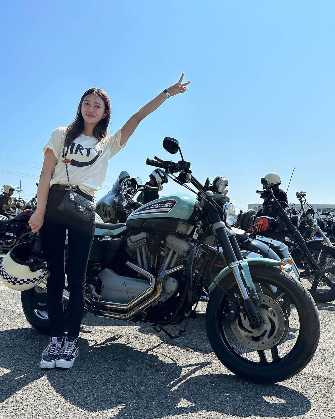 大川藍さんのインスタグラム写真 - (大川藍Instagram)「私事ですが  なんとバイクの大型免許取っちゃいましたーーー！ というよりも免許取る前に バイク買っちゃってましたー笑  バイクは乗るのずっと夢やったんですけど もう30歳やし、人生最高にハッピーに生きる為に自分のやりたいことやり尽くそうと思い切り  とりあえず知ってるバイクがハーレーしかなかったので ふらっと行ったその日に即決。笑 なんの知識もないけどとりあえず 水色で可愛いのあったから笑  店員さんに「そういえば、原付も乗ったことなければ、免許もってないので明日教習所行ってきます🕺」 と気づけば購入してたっぽい笑  とりあえず納車当日に ニューオーダーチョッパーショーに行ってきましたー笑  バイク全然詳しくないけど かっこいいバイクいっぱいで 幸せな気持ちで満たれたー！  これから安全運転で 気をつけながら バイク女子楽しむぞー🏍️  #バイク女子#バイク好き#バイク女子と繋がりたい #バイク好きな人と繋がりたい #バイク#ハーレーダビッドソン #ハーレー#ハーレー女子#xr1200#ツーリング#ニューオーダーチョッパーショー #neworderchoppershow  #nonamekobe」9月9日 0時13分 - okawa_ai