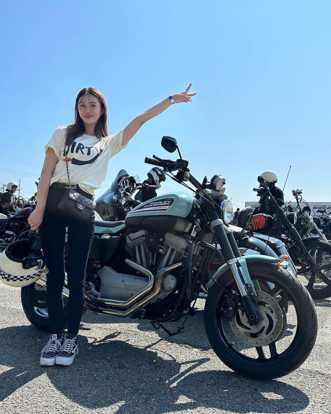 大川藍さんのインスタグラム写真 - (大川藍Instagram)「私事ですが  なんとバイクの大型免許取っちゃいましたーーー！ というよりも免許取る前に バイク買っちゃってましたー笑  バイクは乗るのずっと夢やったんですけど もう30歳やし、人生最高にハッピーに生きる為に自分のやりたいことやり尽くそうと思い切り  とりあえず知ってるバイクがハーレーしかなかったので ふらっと行ったその日に即決。笑 なんの知識もないけどとりあえず 水色で可愛いのあったから笑  店員さんに「そういえば、原付も乗ったことなければ、免許もってないので明日教習所行ってきます🕺」 と気づけば購入してたっぽい笑  とりあえず納車当日に ニューオーダーチョッパーショーに行ってきましたー笑  バイク全然詳しくないけど かっこいいバイクいっぱいで 幸せな気持ちで満たれたー！  これから安全運転で 気をつけながら バイク女子楽しむぞー🏍️  #バイク女子#バイク好き#バイク女子と繋がりたい #バイク好きな人と繋がりたい #バイク#ハーレーダビッドソン #ハーレー#ハーレー女子#xr1200#ツーリング#ニューオーダーチョッパーショー #neworderchoppershow  #nonamekobe」9月9日 0時13分 - okawa_ai