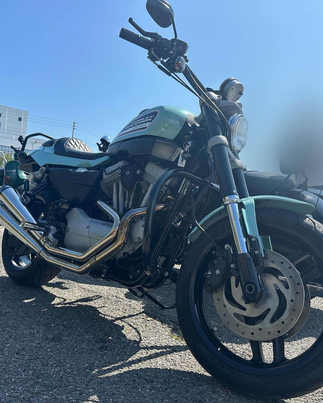 大川藍さんのインスタグラム写真 - (大川藍Instagram)「私事ですが  なんとバイクの大型免許取っちゃいましたーーー！ というよりも免許取る前に バイク買っちゃってましたー笑  バイクは乗るのずっと夢やったんですけど もう30歳やし、人生最高にハッピーに生きる為に自分のやりたいことやり尽くそうと思い切り  とりあえず知ってるバイクがハーレーしかなかったので ふらっと行ったその日に即決。笑 なんの知識もないけどとりあえず 水色で可愛いのあったから笑  店員さんに「そういえば、原付も乗ったことなければ、免許もってないので明日教習所行ってきます🕺」 と気づけば購入してたっぽい笑  とりあえず納車当日に ニューオーダーチョッパーショーに行ってきましたー笑  バイク全然詳しくないけど かっこいいバイクいっぱいで 幸せな気持ちで満たれたー！  これから安全運転で 気をつけながら バイク女子楽しむぞー🏍️  #バイク女子#バイク好き#バイク女子と繋がりたい #バイク好きな人と繋がりたい #バイク#ハーレーダビッドソン #ハーレー#ハーレー女子#xr1200#ツーリング#ニューオーダーチョッパーショー #neworderchoppershow  #nonamekobe」9月9日 0時13分 - okawa_ai