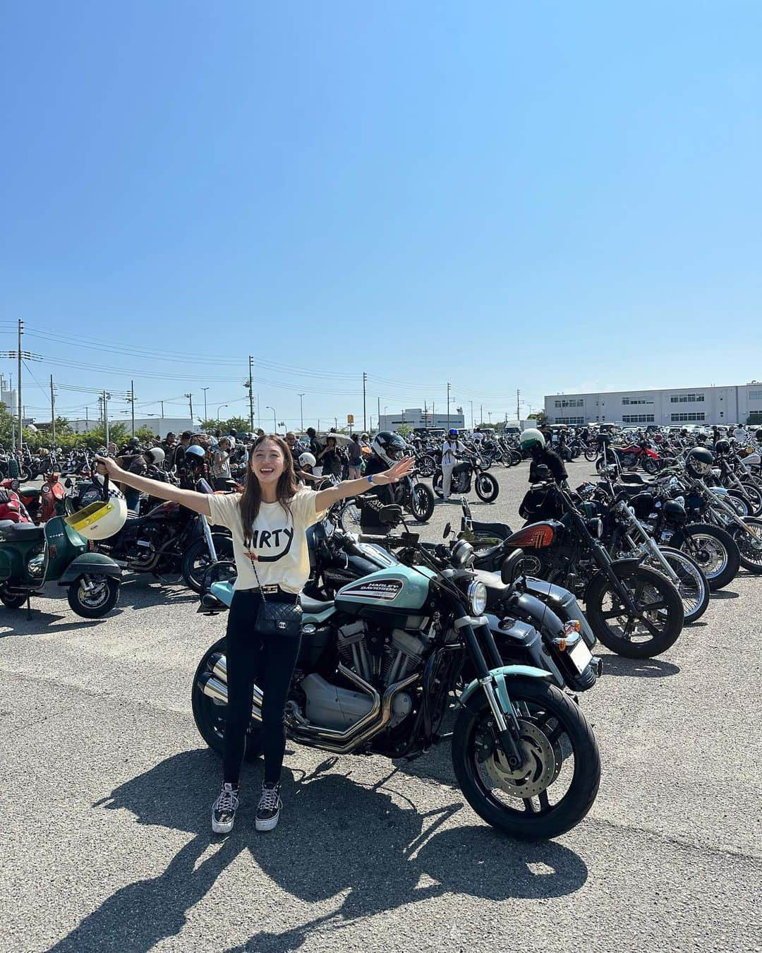 大川藍のインスタグラム：「私事ですが  なんとバイクの大型免許取っちゃいましたーーー！ というよりも免許取る前に バイク買っちゃってましたー笑  バイクは乗るのずっと夢やったんですけど もう30歳やし、人生最高にハッピーに生きる為に自分のやりたいことやり尽くそうと思い切り  とりあえず知ってるバイクがハーレーしかなかったので ふらっと行ったその日に即決。笑 なんの知識もないけどとりあえず 水色で可愛いのあったから笑  店員さんに「そういえば、原付も乗ったことなければ、免許もってないので明日教習所行ってきます🕺」 と気づけば購入してたっぽい笑  とりあえず納車当日に ニューオーダーチョッパーショーに行ってきましたー笑  バイク全然詳しくないけど かっこいいバイクいっぱいで 幸せな気持ちで満たれたー！  これから安全運転で 気をつけながら バイク女子楽しむぞー🏍️  #バイク女子#バイク好き#バイク女子と繋がりたい #バイク好きな人と繋がりたい #バイク#ハーレーダビッドソン #ハーレー#ハーレー女子#xr1200#ツーリング#ニューオーダーチョッパーショー #neworderchoppershow  #nonamekobe」