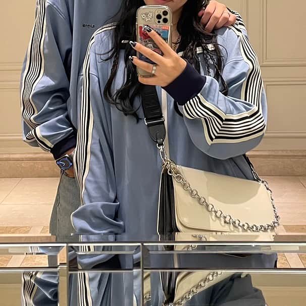 ぬーんのインスタグラム：「💙🤍🩵 . . . .  .  #date #osaka #couple #fashion #pairlook #mirror #japan #japanese #girl #셀카 #셀스타그램 #올블랙코디 #올블랙패션 #무채색코디 #공주병 #自拍 #点攒 #网红#code  #lovely #y2k #y2kfashion #love #攝影 #人像攝影」