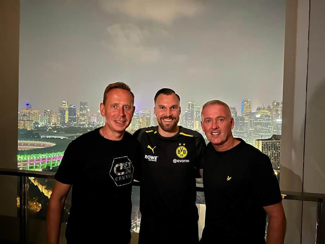 ケヴィン・グロスクロイツのインスタグラム：「Paul Lambert - Jörg Heinrich 💪🏻💯 Jeder kennt den Wechselgesang 🖤💛 #die90er #jetztzusammenauftour #dankbar #dortmunderjungs #isso」