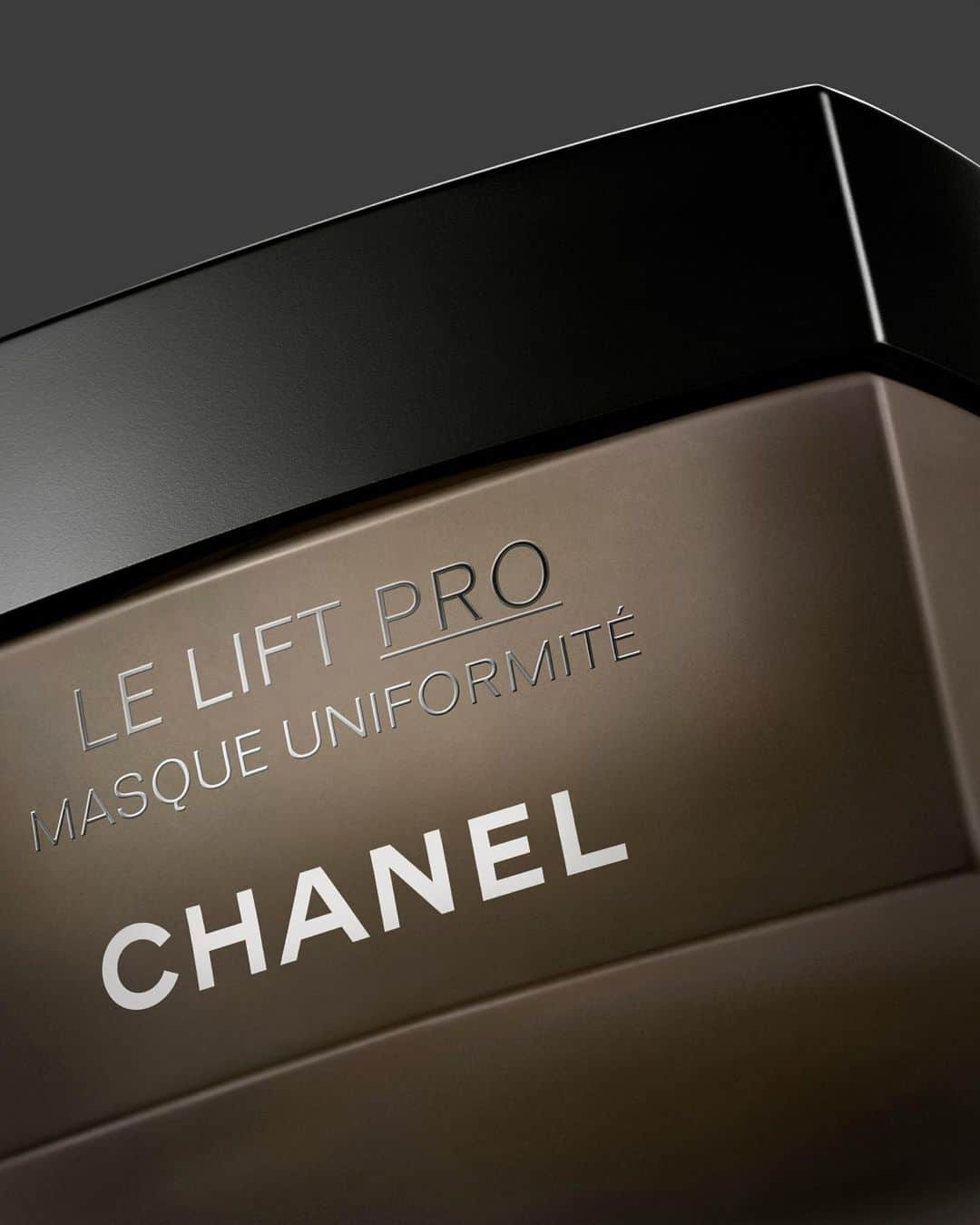 のインスタグラム：「New. LE LIFT PRO Masque Uniformité. The first jelly mask by CHANEL that evens the complexion and corrects the appearance of advanced signs of aging. It visibly redefines facial volume, rebalances color contrast, and restores the appearance of the youth triangle.  Available in select countries.  #LeLiftPro #CHANELSkincare」