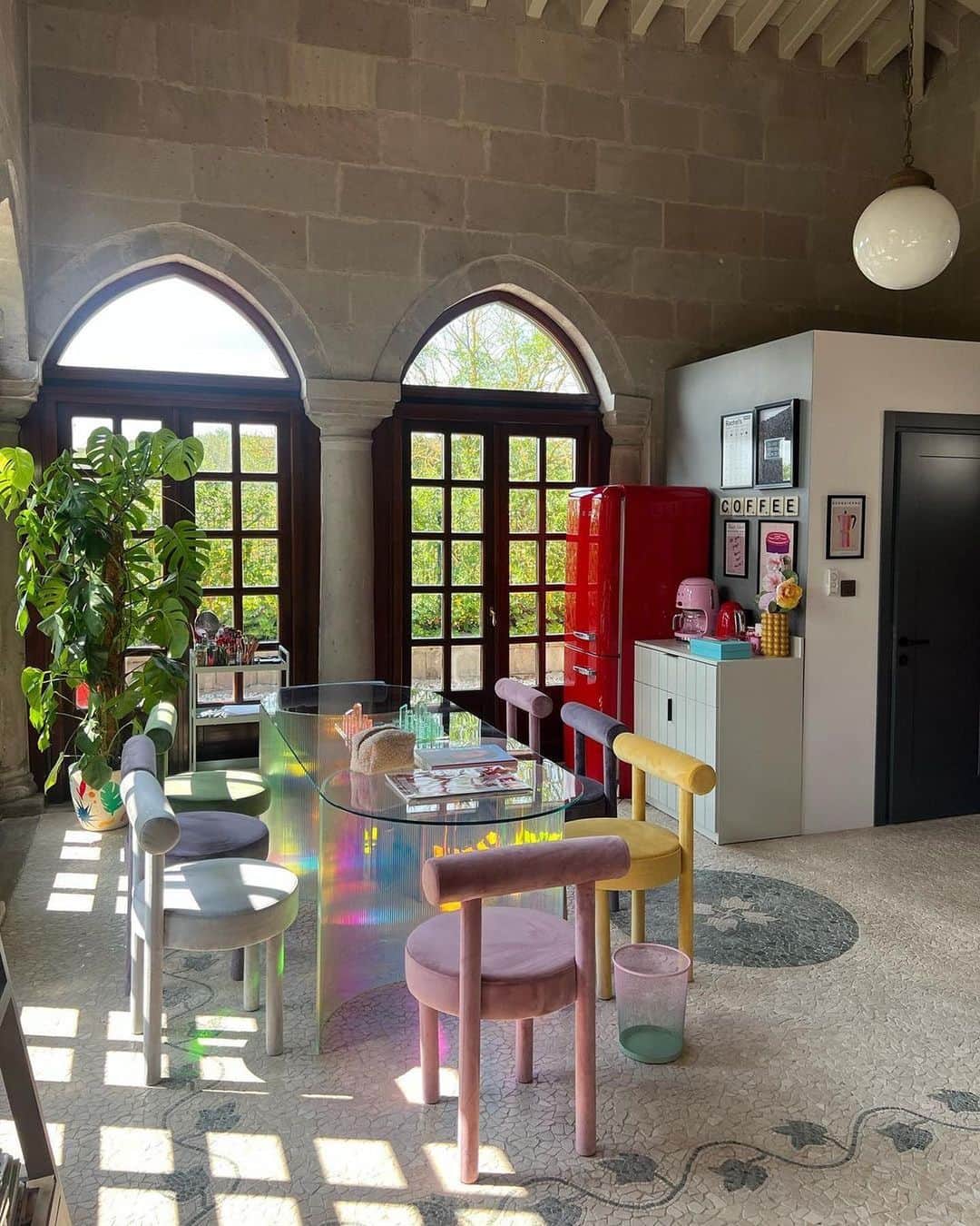 My Interiorのインスタグラム：「Dine and shine, highlighting the office of its unique kind credit @rachelaraz」
