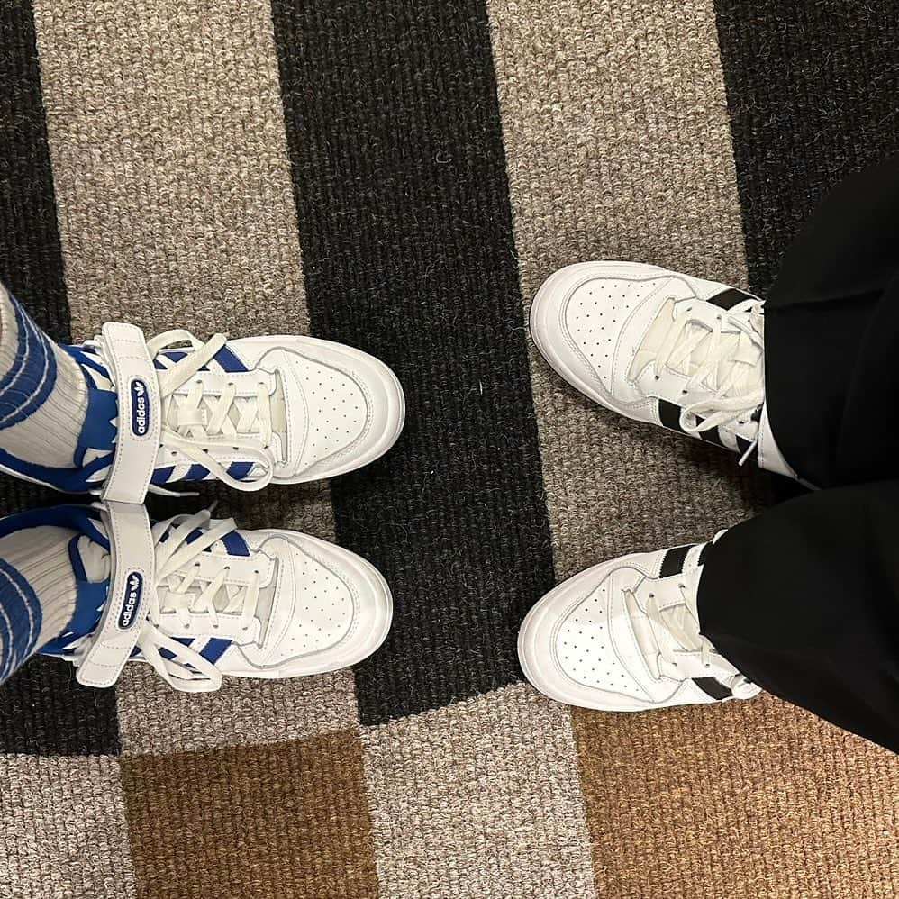 ぬーんさんのインスタグラム写真 - (ぬーんInstagram)「💙👟🖤 . . . .  .  #date #osaka #couple #fashion #adidas #shoes #japan #japanese #girl #셀카 #셀스타그램 #올블랙코디 #올블랙패션 #무채색코디 #공주병 #自拍 #点攒 #网红#code  #lovely #y2k #y2kfashion #love #攝影 #人像攝影」9月9日 0時23分 - yukino_snow1211