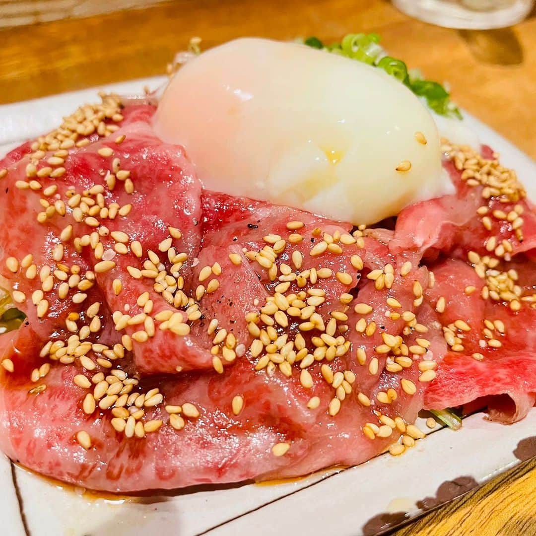 黒川さくらさんのインスタグラム写真 - (黒川さくらInstagram)「@ichijiku20170430 さんにお邪魔してきました🚶 ・クワトロフォルマッジマッシュポテト　四種のチーズ ・紅しょうがのさつまあげ ・胸肉の鶏ハム ・牛すじ煮こんにゃく　スジコン ・わかめ素麺（今日のおすすめ） を頂きました✨ 全部美味しすぎて感想伝えるの大変だけど、特に私が好きだったのが 胸肉の鶏ハムと、わかめ素麺！ 鶏ハムは本当にしっとりで柔らかくて美味しかった！🐓 なんでこんなに美味しいの！？って思ったら、地元から鶏肉を仕入れてるみたい！なるほど😳✨ そしてわかめ素麺がとぅるっとでめちゃ食が進んだ❣️ 締めにぴったりのさっぱりさ🙆‍♀️✨ 来店して、店舗にあるインスタグラムのネームタグを撮影してフォロー&投稿をしたら、スタッフに申し出ると、その日一押しオススメ逸品をサービスしてもらえるみたい✨ 皆様もぜひおすすめ料理食べてみてねん💓 . . . . . . . .  PR #鶏肉料理 #創作居酒屋 #居酒屋グルメ #居酒屋ご飯 #居酒屋 #居酒屋巡り #居酒屋料理  #肉専門トラットリアichijiku #ichijiku #肉料理 #横浜グルメ #横浜ディナー #横浜イタリアン #日吉グルメ #日吉ディナー」9月9日 18時50分 - amei_oooka.sakura