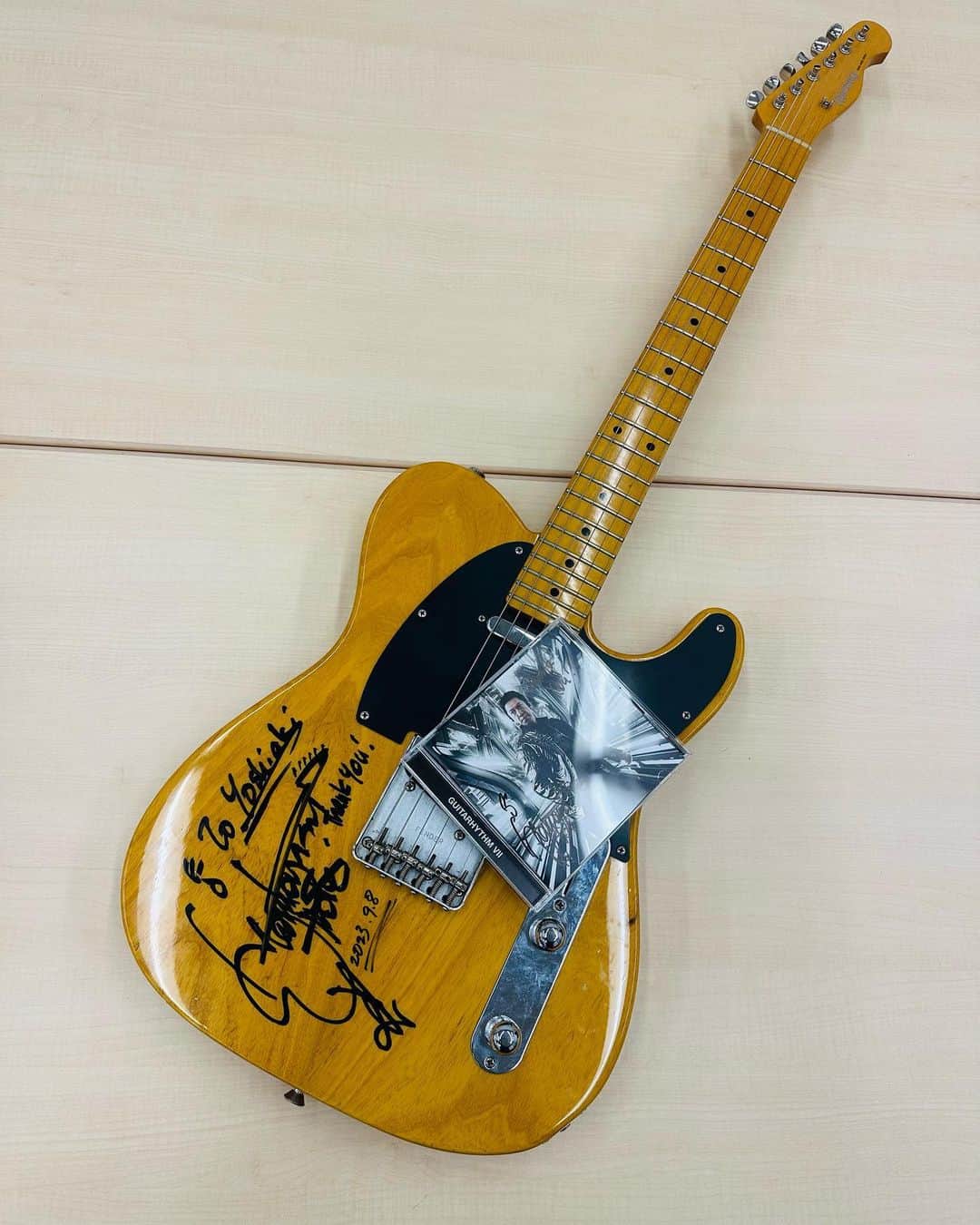 田辺由明さんのインスタグラム写真 - (田辺由明Instagram)「「このギターでいつか一緒に演ろう！！」って言って頂けて、頭が真っ白になって一気に汗が吹き出した…。  またギターを頑張る目的が増えた、命を燃やす目的が増えた…！！  一生懸命、追いかける…！！  #布袋寅泰 さん @hotei_official」9月9日 0時33分 - toriashi_vyt