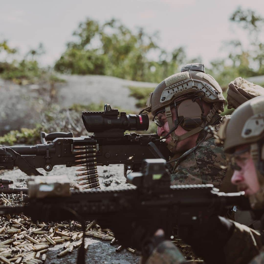 アメリカ海兵隊のインスタグラム：「Island Chain 🇸🇪   📍  Sweden (Sept. 7, 2023)  #Marines with @2dmardiv and @amfibieregementet_amf1 conduct a live-fire training evolution as a part of Exercise Archipelago Endeavor 23.  Exercise Archipelago Endeavor is an integrated Swedish Armed Forces-led exercise that increases operational capability and enhances strategic cooperation between the U.S. Marines and Swedish forces.  📷 (U.S. Marine Corps photo by Lance Cpl. Emma Gray)  #USMC #SemperFi #MarineCombatArms #Training」