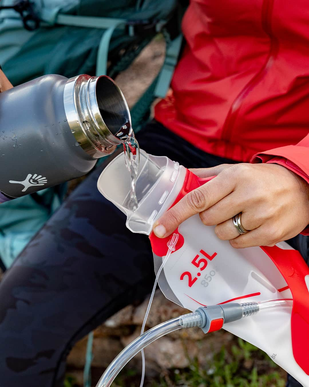 オスプレーのインスタグラム：「Hydraulics™ redesigned – our best reservoir experience.   From the handle to the hose, baffles to the bite valve, we’ve thought through every interaction and aspect of our Hydraulics reservoir design to make it easier than ever to stay hydrated, wherever you explore.   Up your hydration game.」