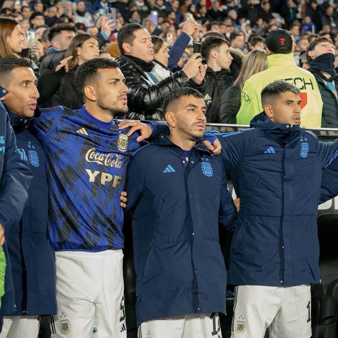 アンヘル・コレアのインスタグラム：「Victoria importante en casa en este camino hacia el mundial 2026 💪🏼 Vamos Argentina!!! 🤍🇦🇷」