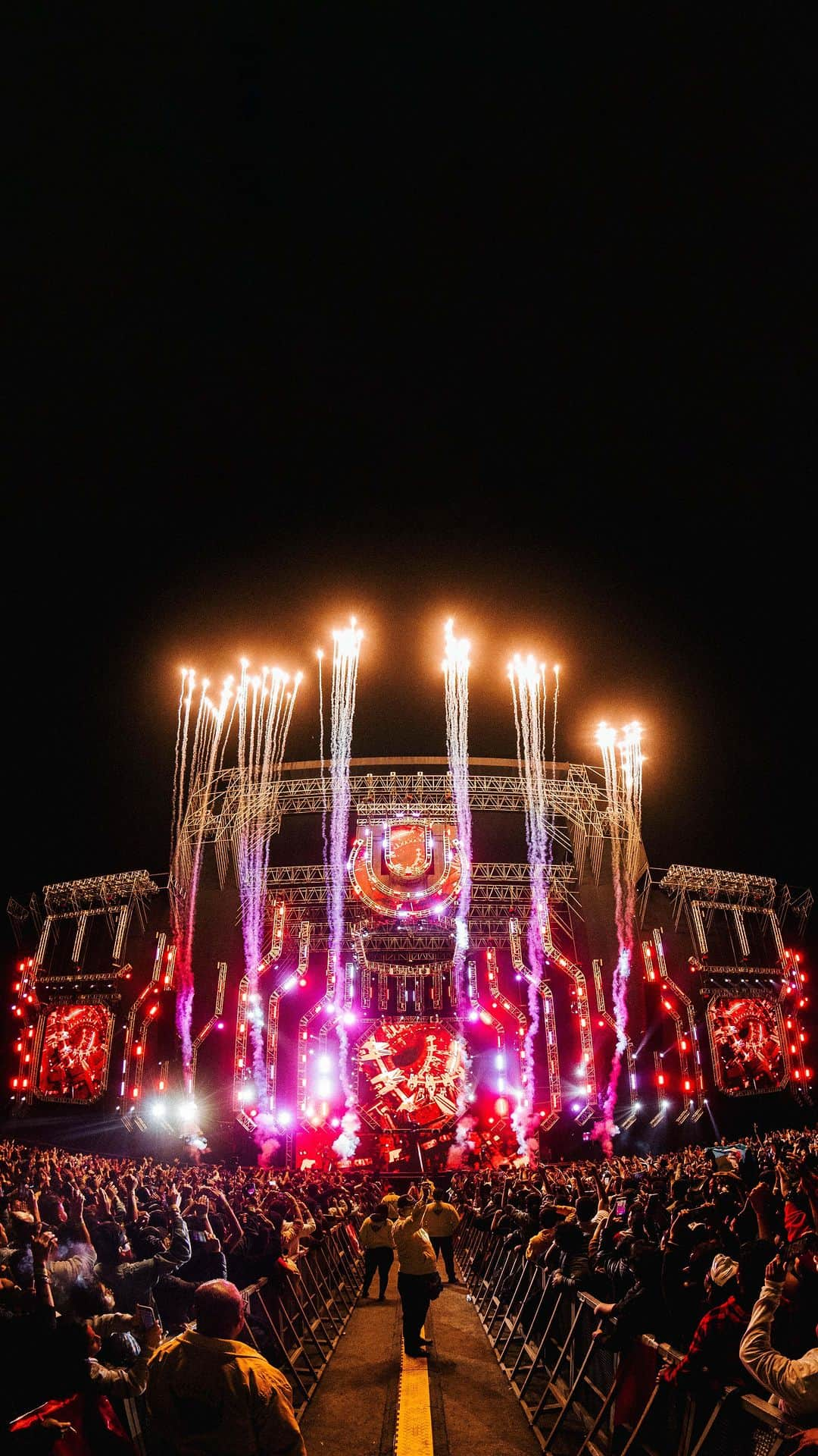 ニッキー・ロメロのインスタグラム：「One of the best crowds I’ve ever witnessed 🇵🇪🤯 #peru #toulouse」