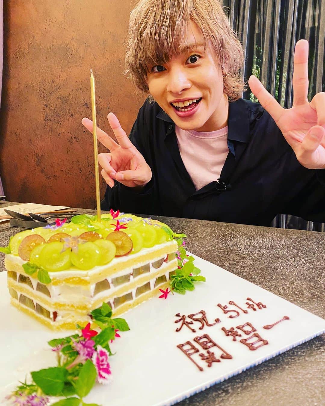 関智一のインスタグラム：「岡本信彦くんがお誕生日を祝ってくれました！ ありがとう😊 素敵なお茶をくれたよ！ 癒されます🎵  #声優と夜あそび  #関岡本と夜あそび  #誕生会 #お茶」