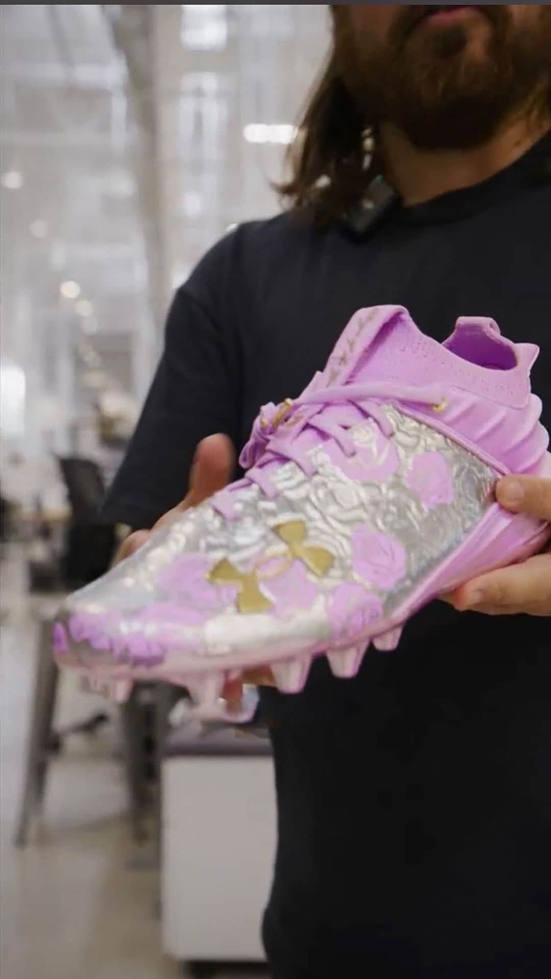 Under Armourのインスタグラム：「Go behind-the-design of @jjettas2’s Week 1 footwear 🌺 🏈: UA Blur Smoke PE 👟: UA Charged Gemini PE」