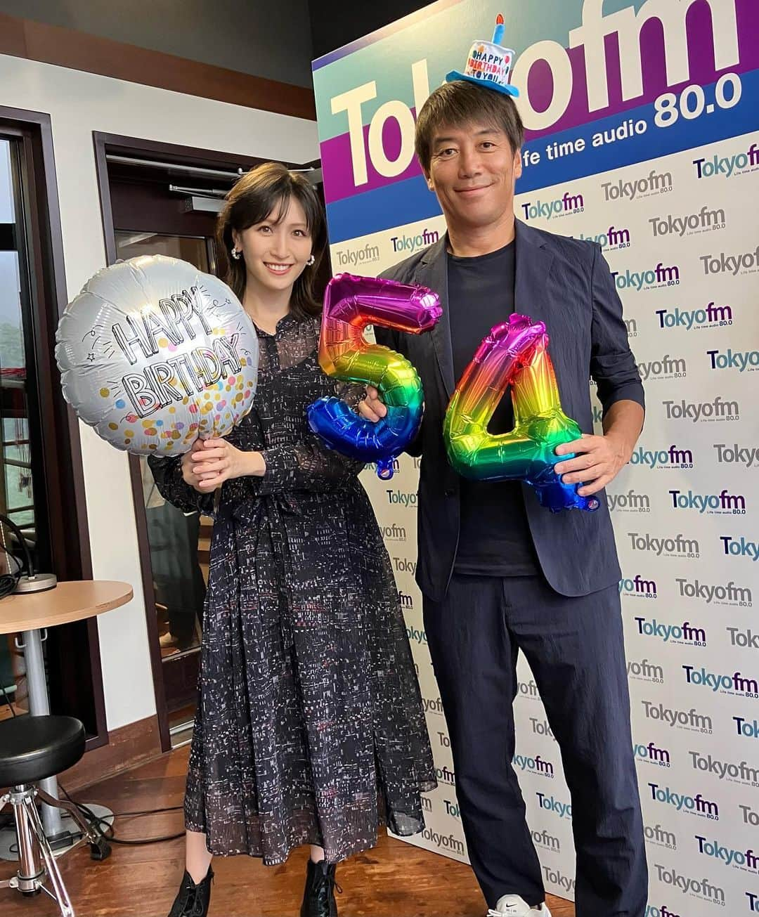 横山ルリカのインスタグラム：「. TOKYOFM🎧てつふら、ありがとうございました🌈  9/8は中西哲生さん54ちゃいのバースデー🎂✨ ということでスタッフの皆さんとお祝いしました〜🎉  嵐を呼ぶ男、素敵な一年となりますように🎁  #中西哲生 さん #54歳 #おめでとうございます 🎉 #TOKYOFM #TOKYOTEPPANFRIDAY #てつふら  本日9/9（土）20:00〜【競馬予想TV!】🐎  第26シーズンもどうぞよろしくお願い致します👑  #競馬予想TV」