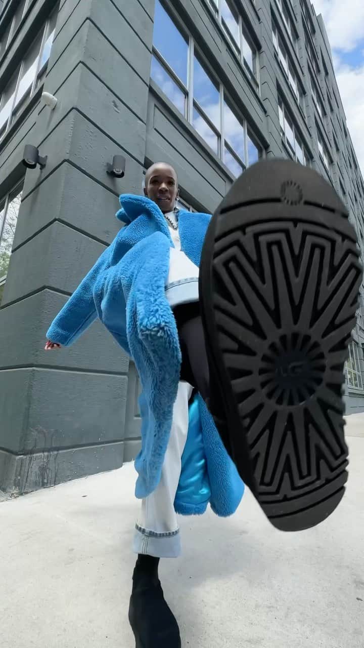 アグのインスタグラム：「Fall is cool, but the outfits are cooler. ✨ @monicaahanonu in the Alesandra Wrap Coat and the Classic Dipper.   🎥: @ofbecomingus   #Ugg #FeelsLikeUgg」