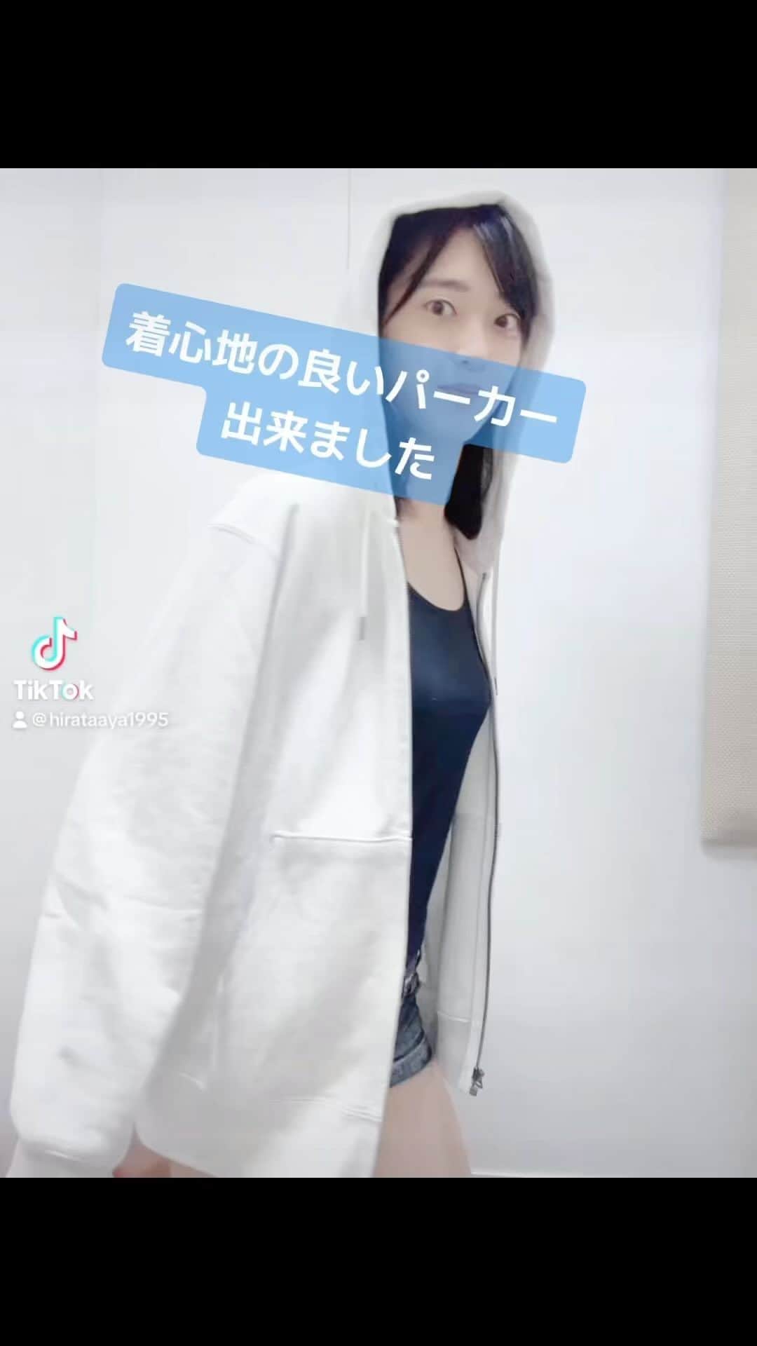 平田純のインスタグラム：「インスタのストーリー難しい、音つけないまま投稿してしまいました🥹#パーカー女子 #グッズ #girl  #アイドル #モデル #ライバー  #写真好き」
