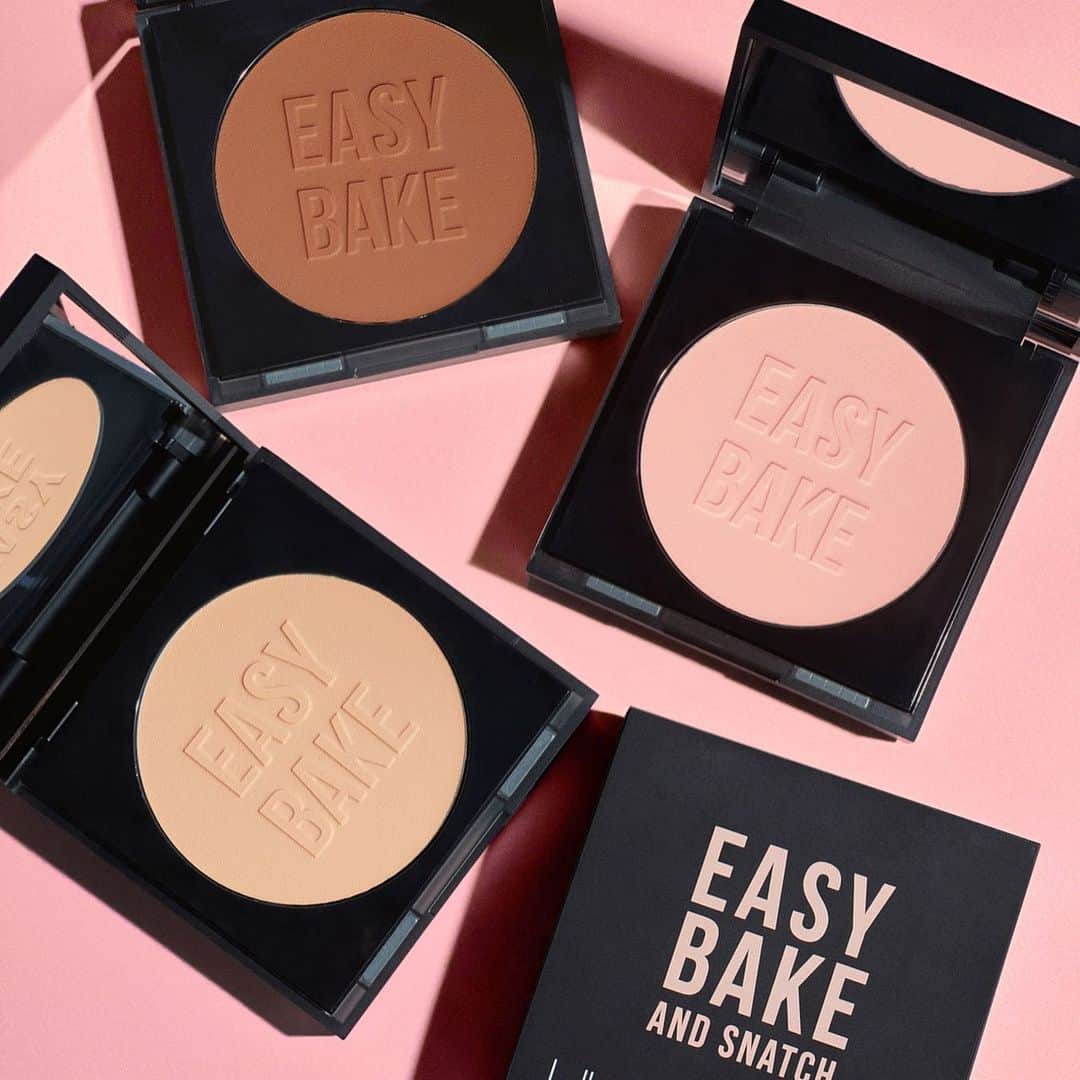 Huda Kattanさんのインスタグラム写真 - (Huda KattanInstagram)「Easy... Bake... PRESSED..... You guys asked for it!!!! ⠀⠀⠀⠀⠀⠀⠀⠀⠀ Are you guys ready to get snatched? We’re making it SO EASY for you with our new PRESSED Easy Bake formula that will snatch your face in seconds. Be prepared for chiseled cheekbones & the brightest undereyes of your life. You’re welcome 😘 ⠀⠀⠀⠀⠀⠀⠀⠀⠀ Our NEW Easy Bake and Snatch is: ✔️ 8 brightening shades (including our viral Cherry Blossom shade 🌸) ✔️ Talc & fragrance-free ✔️ Medium to full coverage ✔️ Sweat & humidity-resistant ✔️ Infused with hyaluronic acid for a creamy, non-drying, incredibly soft, silky texture ⠀⠀⠀⠀⠀⠀⠀⠀⠀ 🌍 AVAILABLE GLOBALLY 09.19 🌎 #EasyBakeAndSnatch ⠀」9月9日 0時52分 - hudabeauty