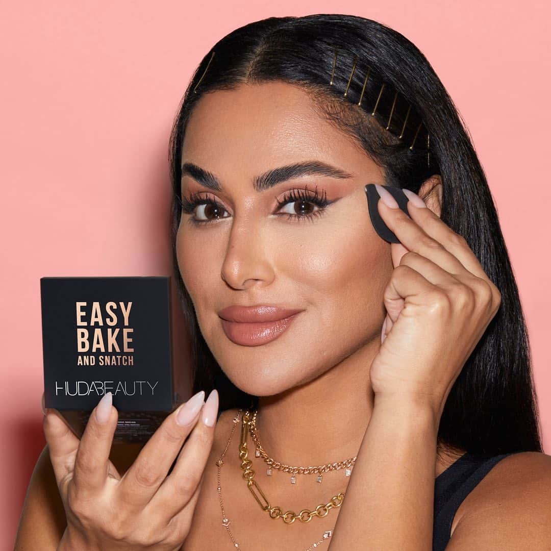 Huda Kattanのインスタグラム：「Easy... Bake... PRESSED..... You guys asked for it!!!! ⠀⠀⠀⠀⠀⠀⠀⠀⠀ Are you guys ready to get snatched? We’re making it SO EASY for you with our new PRESSED Easy Bake formula that will snatch your face in seconds. Be prepared for chiseled cheekbones & the brightest undereyes of your life. You’re welcome 😘 ⠀⠀⠀⠀⠀⠀⠀⠀⠀ Our NEW Easy Bake and Snatch is: ✔️ 8 brightening shades (including our viral Cherry Blossom shade 🌸) ✔️ Talc & fragrance-free ✔️ Medium to full coverage ✔️ Sweat & humidity-resistant ✔️ Infused with hyaluronic acid for a creamy, non-drying, incredibly soft, silky texture ⠀⠀⠀⠀⠀⠀⠀⠀⠀ 🌍 AVAILABLE GLOBALLY 09.19 🌎 #EasyBakeAndSnatch ⠀」