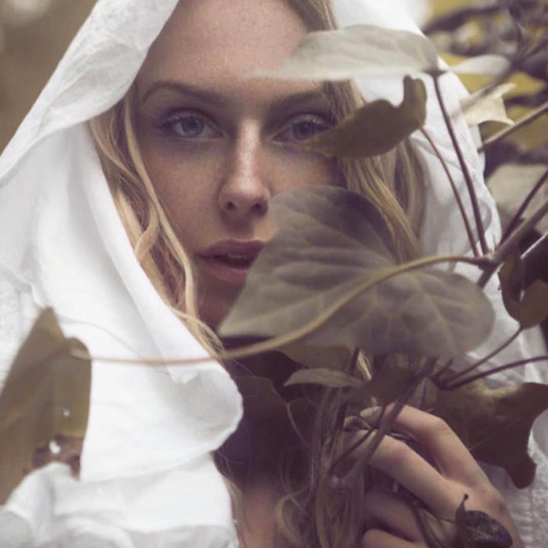 カリディー・イングリッシュのインスタグラム：「Are you breathing right now or you holding your own breath?  🌬️🪶🍃」