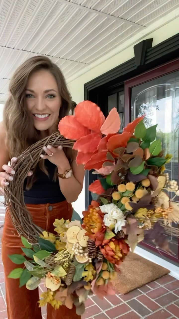 ローラ・オスのインスタグラム：「Thank you, @the_sweetest_grace, for making mine the #bestdoorintheneighborhood! 🏠🍁  #thesweetestgrace #itsfallyall #autumn #wreath #decorate」