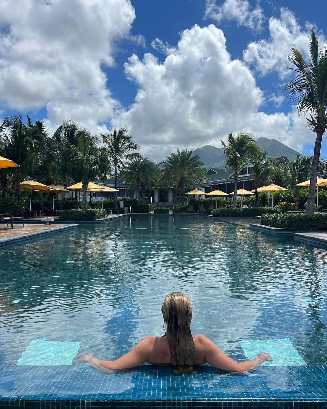 サッシャ・ディギーリアンのインスタグラム：「All in one day - peaks to ⛵️ oceans and everything in between.  Stoked to spend the week here @fsnevis ! 🌞   @blenders #blenderseyewear」