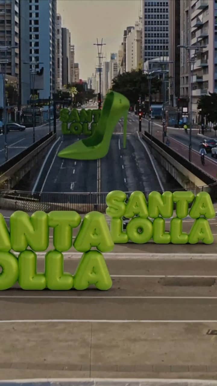 Santa Lollaのインスタグラム：「Shoes and music match! O final de semana promete muita música e conteúdos especiais na cidade de São Paulo. Acompanhe as nossas redes sociais para entrar no mood do festival mais aguardado do ano. 💚🎶 #santalolla #santalollanofestival」