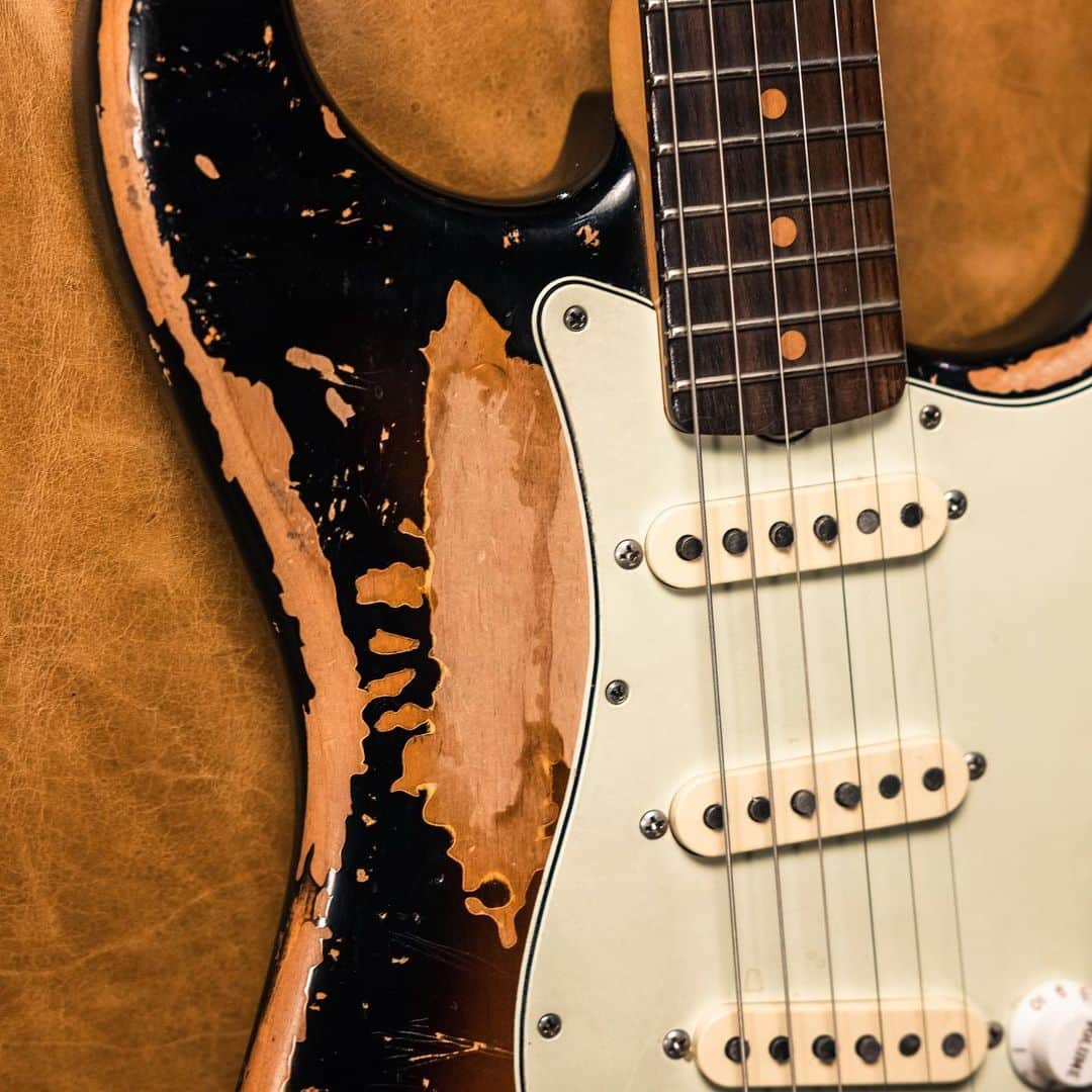 のインスタグラム：「Calling all Pearl Jam fans! The Mike McCready Stratocaster is coming soon. 👀 Be the first to know about the official release and sign up for a chance to win your own at the link in bio.  *US and UK only」