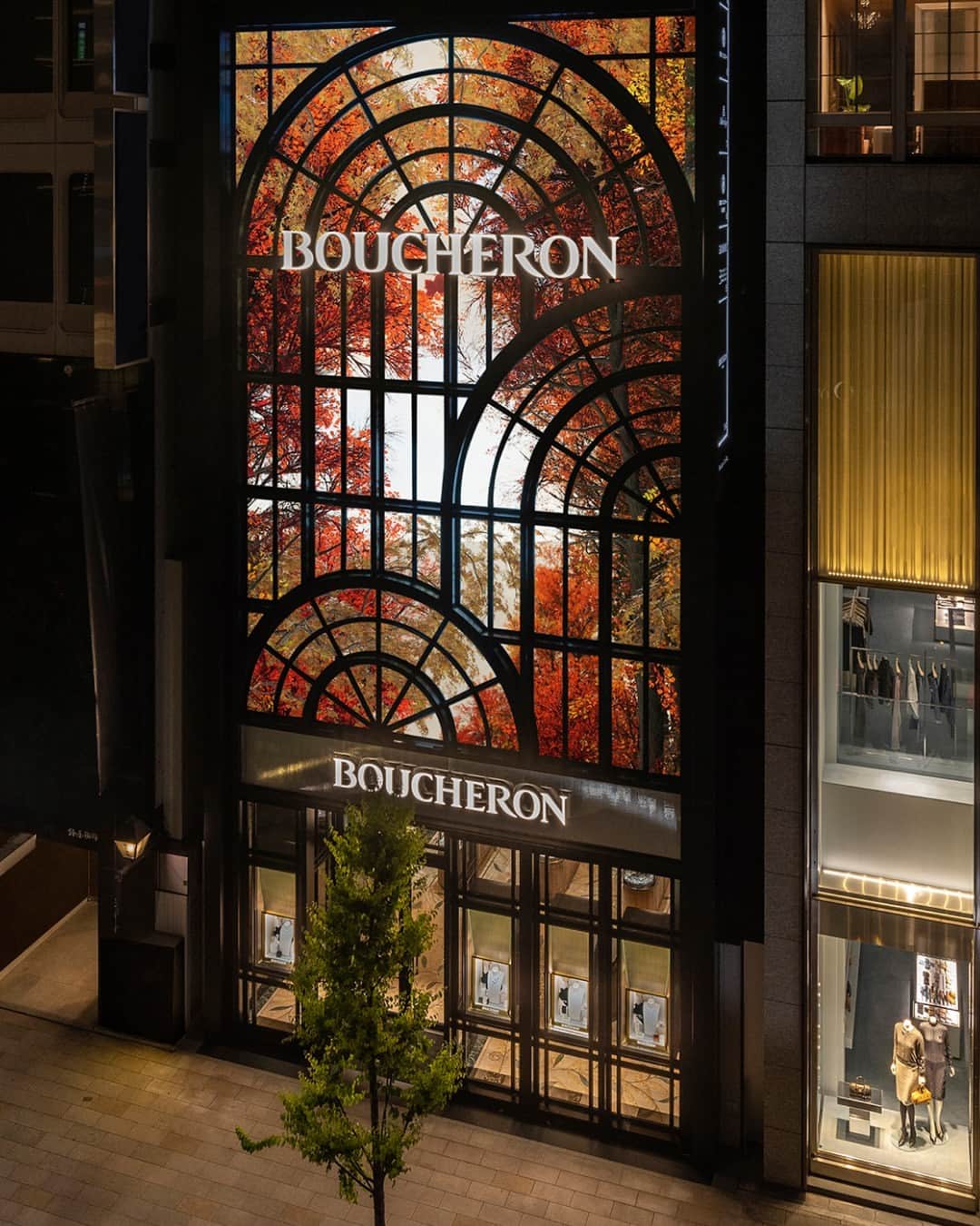 ブシュロンのインスタグラム：「From Paris to Tokyo: a cutting-edge and creative journey. Boucheron unveils its new flagship store in Ginza, its second largest store in the world after its historical boutique at 26 Place Vendôme. Covering more than 1000 square-meters and four floors, this new boutique was designed as a bridge between French and Japanese culture.⁣」