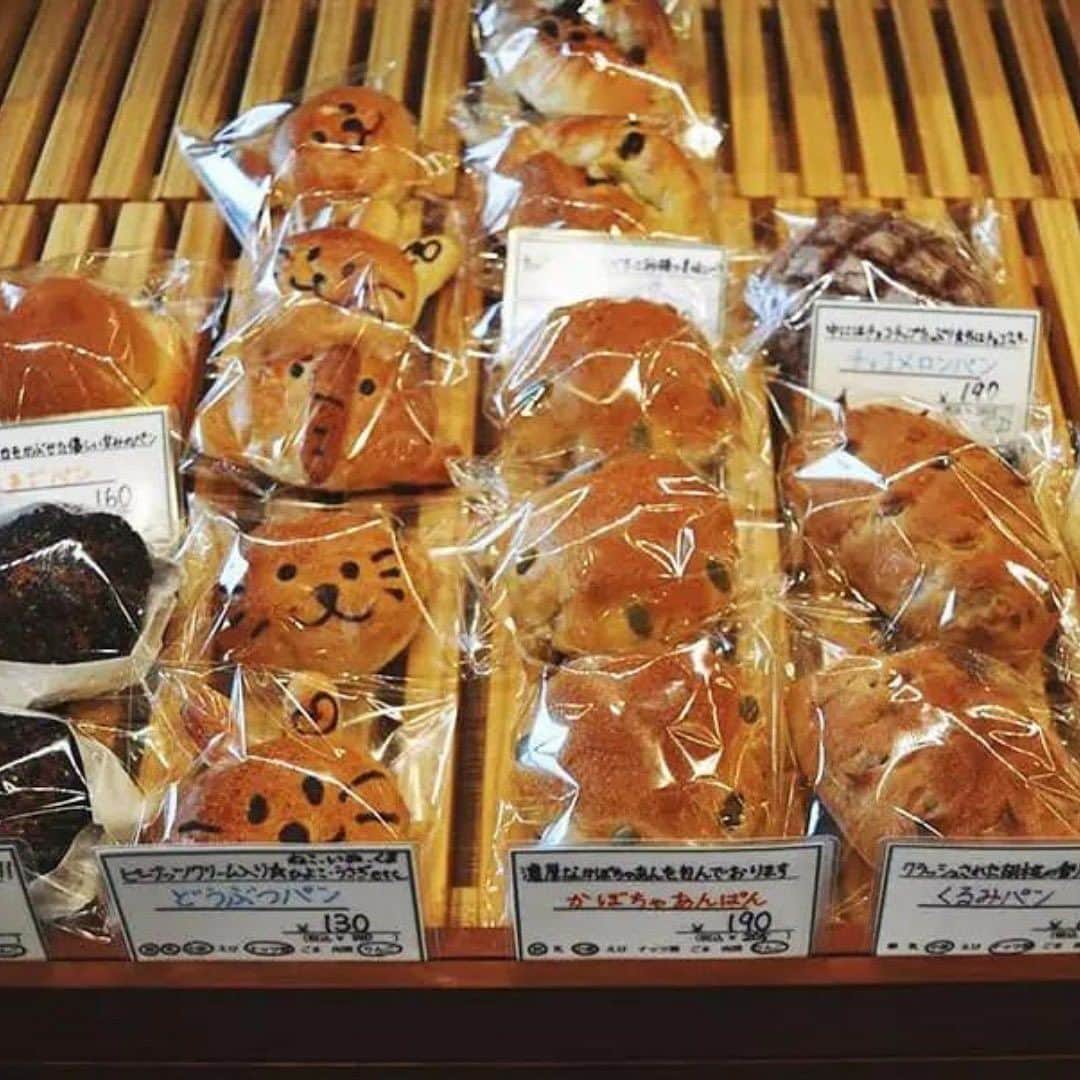 リンネルさんのインスタグラム写真 - (リンネルInstagram)「リンネル.jpで連載中の「わざわざ行きたいパン屋さん」 今回は、長野県の松本市にあるEcru（ @ecru.pan ）をライターでエッセイストの桒原さやかさん（ @kuwabarasayaka ）にご紹介いただきました。  Ecruは、松本駅から車で10分ほどのところにあり、地元の方からも愛されているパン屋さん。 地元のお母さんたちが中心となって、毎日150種類以上焼いている手作りパンがとても人気！ パンだけでなく、クッキーやブラウニーなどのお菓子も充実しているので何を買おうか迷ってしまいます。 近くに公園もあるので、買って公園でピクニックするのもおすすめです。  行くだけでなんだか懐かしい気持ちになれる「ecru」にぜひ足を運んでみてくださいね。  —------------------------------------ 「Ecru（エクリュ）」  住所：長野県松本市沢村3-4-41 電話：0263-33-2861 営業時間：7:30〜18:00 休み：日・月曜 http://ecru-pan.com  ＊掲載している情報は取材時のものです。現在は変更になっている場合があります。 —------------------------------------  「Ecru」について詳しくは下記URLから！ https://liniere.jp/column/food/32045/  または、 @liniere_tkj のプロフィール内URLから「わざわざ行きたいパン屋さん」で検索を！  #リンネル #liniere #わざわざ行きたいパン屋さん #おすすめパン屋 #長野県パン屋さん #松本市カフェ #松本市パン屋さん #長野市カフェ #松本市ランチ #長野ランチ #長野観光 #松本カフェ #松本パン #長野子連れ #長野お出かけ #長野県松本市 #ecru #パン屋巡り #長野パン屋巡り #おすすめパン #おかずパン #パンのある暮らし」9月8日 20時00分 - liniere_tkj