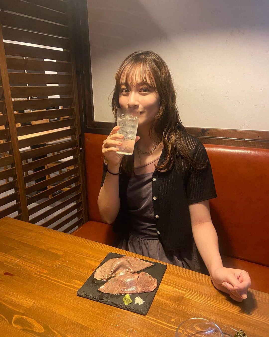 川口カノンのインスタグラム：「今日は飲んでる？？🍻 大衆酒場 勇壮さんにお邪魔してきました。 @yusou0210  . 肉刺しが食べれるなんて🥺 生臭くなく美味しかったです✨ とうもろこしのフライと肉寿司も美味しすぎたので必須です！✨ ． コスパも良い🙆‍♀️ ． 個室があるところも落ち着いて食事できるから嬉しかったなぁ〜 ． ちなみにダーツがあったりソファー席もあったりするので大勢で楽しむのも良いなと思いました☺️ ． ． ．  #大衆酒場勇壮 #赤坂グルメ #赤坂居酒屋 #赤坂 #赤坂サ飯」