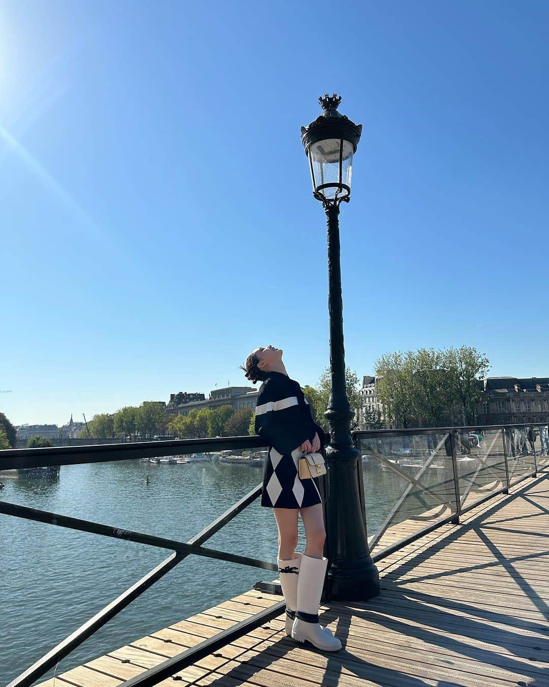 藤井夏恋さんのインスタグラム写真 - (藤井夏恋Instagram)「Exploring Paris with my LONGCHAMP BOX-TROT👜🇫🇷🩵☁️  @longchamp #LongchampAtTheRaces #LongchampFW23 #ロンシャン」9月8日 16時13分 - fujiikaren_official