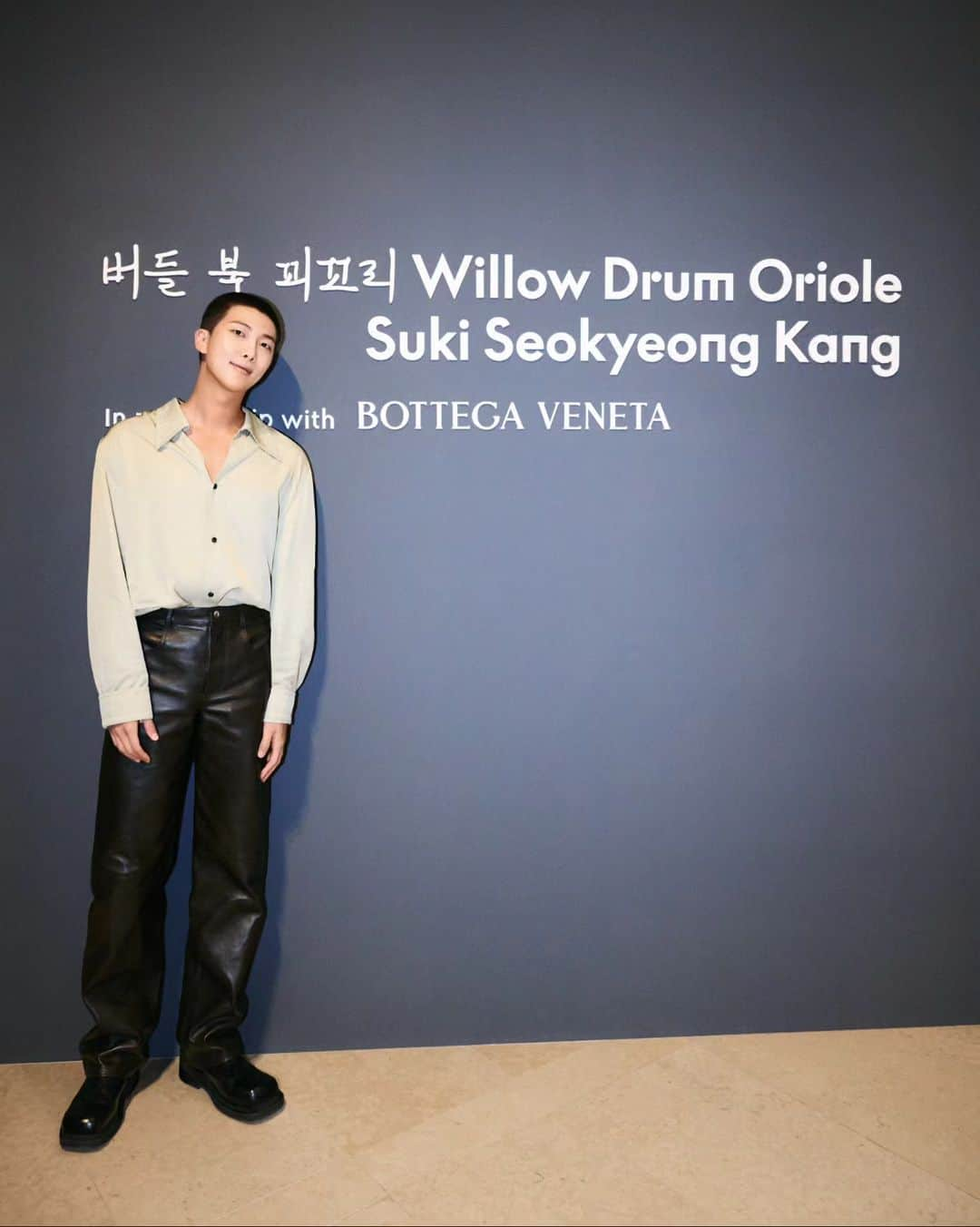 RMのインスタグラム：「Willow Drum Oriole by Suki Kang at Leeum. Thank you Bottega Veneta for supporting Korean culture.  @sukiskang @leeummuseumofart #bottegaveneta #보테가베네타」