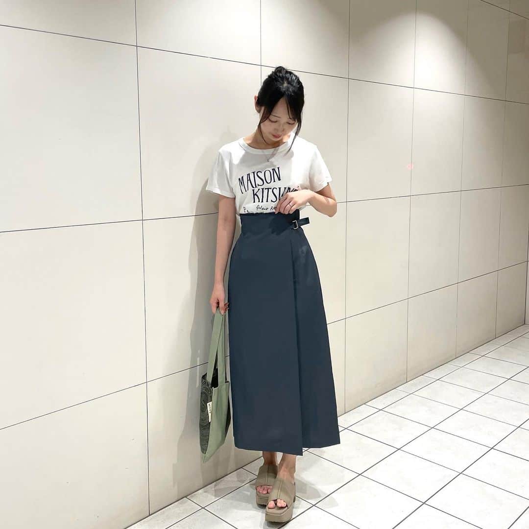 KANAKAのインスタグラム：「@junoah_official   ハイウエストラップ風ロングスカート♡  素材がハリがあってお上品🤭 秋になってもたくさん使えそう🍁  162cmでチャコールのMサイズを着用しています🙋🏻‍♀️  ZOZOTOWNにてセール中✔️  #junoah #junoahコーデ #ジュノア #ジュノアコーデ #スカート #ハイウエストスカート #タイアップ #夏服 #秋服 #ZOZOTOWN #maisonkitsune #tシャツ  #tシャツコーデ #カジュアルコーデ」