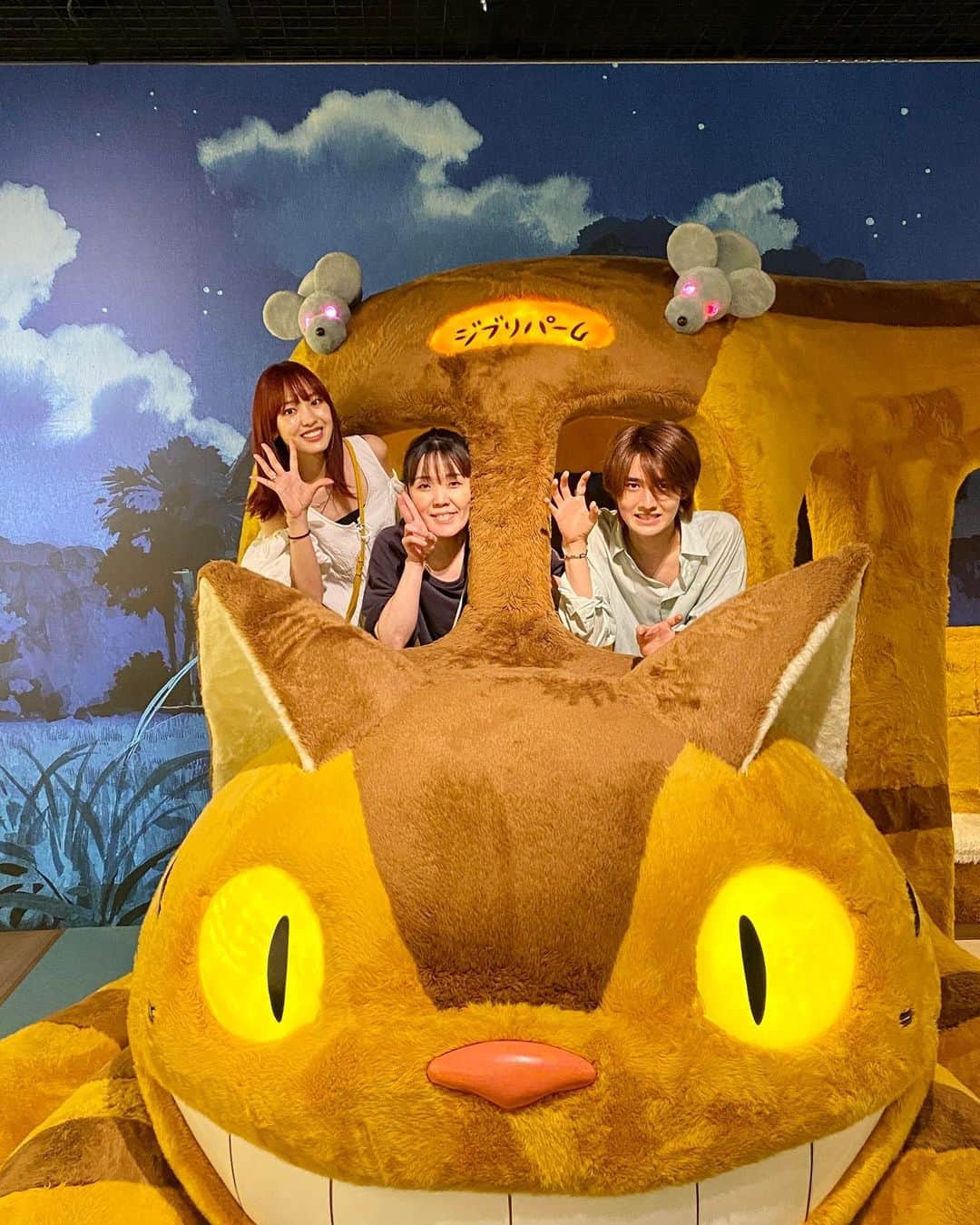 飯窪春菜のインスタグラム：「🌳🌳🌳  念願の！ジブリパーク！！ 名古屋での場当たりの前日に、ジブリ好きの行ける人で行こう〜と企画して行ってきました！ すみちゃん、まいとくんと🥳🔥  終始テンション上がりまくりで楽しめました！！ 時間があまり無かったのと、広かったのでジブリの大倉庫だけ行ったのですが、人も多くて大倉庫内も見切れなかったくらい💨 「借りぐらしのアリエッティ」の世界観を楽しめるエリアがとっても楽しくて、そこだけでも大満足🥹❤️‍🔥❤️‍🔥  公式ホームページにも「ゆっくりきて下さい。」って書いてあるし、また機会があったらちょっとずつちょっとずつ行って制覇したいと思います😌🫶🏻  はあーーーーー🥺楽しかった🥺 またすぐ行きたいっ🔥🔥🔥  #ジブリパーク #ジブリ #隅田美保 さん#藤岡真威人 くん」