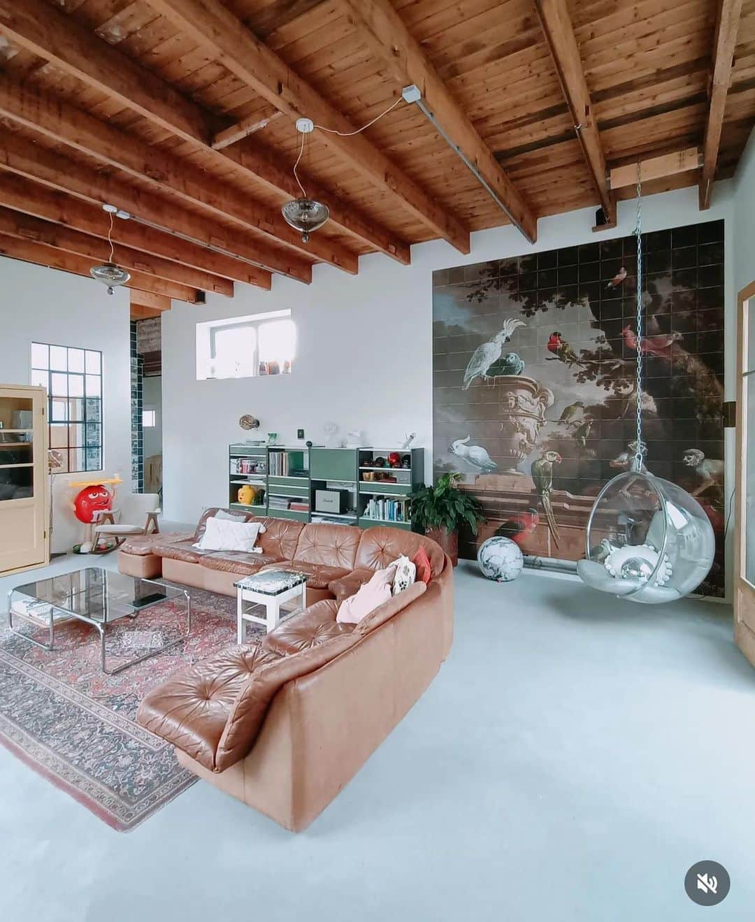 My Interiorのインスタグラム：「Ultra cool 😎 🤙 renovation of a car garage from 1930 in Zwolle largely converted into a loft home at its best by @garage1930 Thank you, great Job 👏」