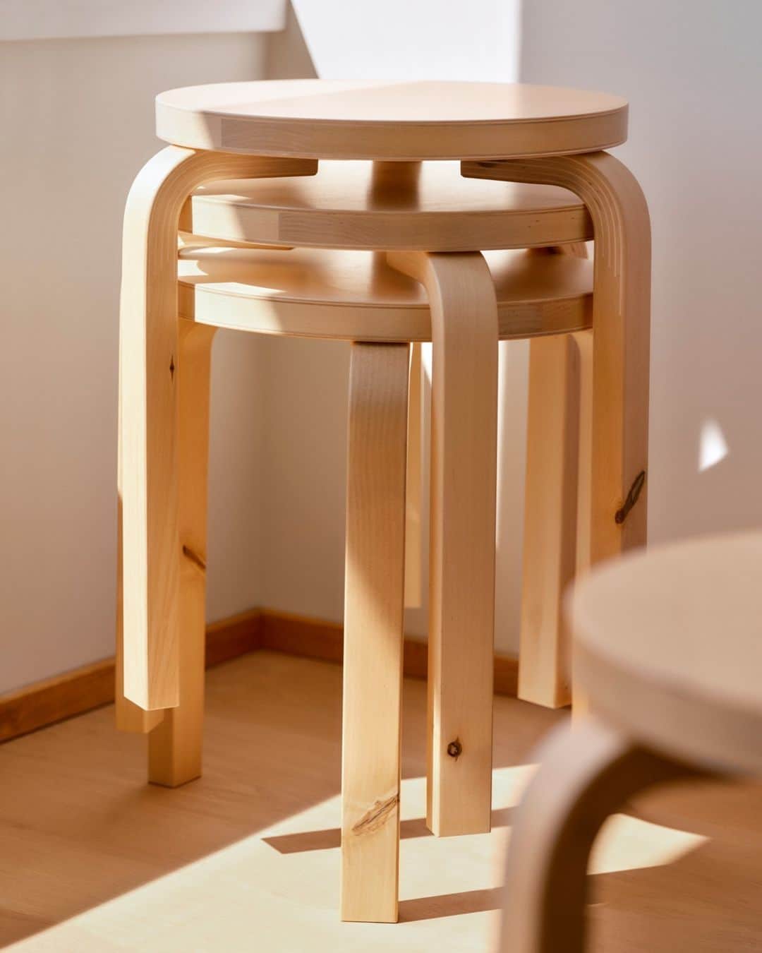 Artekのインスタグラム：「Stool 60 Villi, in collaboration with Formafantasma⁠ ⁠ Artek’s new wood selection “wild birch” is used for the first time in celebration of the 90th anniversary of Stool 60.⁠ Stool 60 Villi – meaning “wild” in Finnish – is made of birch that embraces the honest beauty and variety of the forest, including knots, insect trails and natural colour fluctuations. ⁠ ⁠ A further four extremely limited variations of Stool 60 Villi –  Bark, Core, Knot and Trail – were developed, each to highlight one of these forest-centric features. Each stool includes a coded classification system of different metal studs and accompanying descriptive labels that, like product passports, identify the highlighted feature and offer an educative layer of information. ⁠ ⁠ Shop Stool 60 Villi and our very few pieces of the Stool 60 Villi editions at Artek Helsinki, Artek Tokyo and shop.artek.fi.」