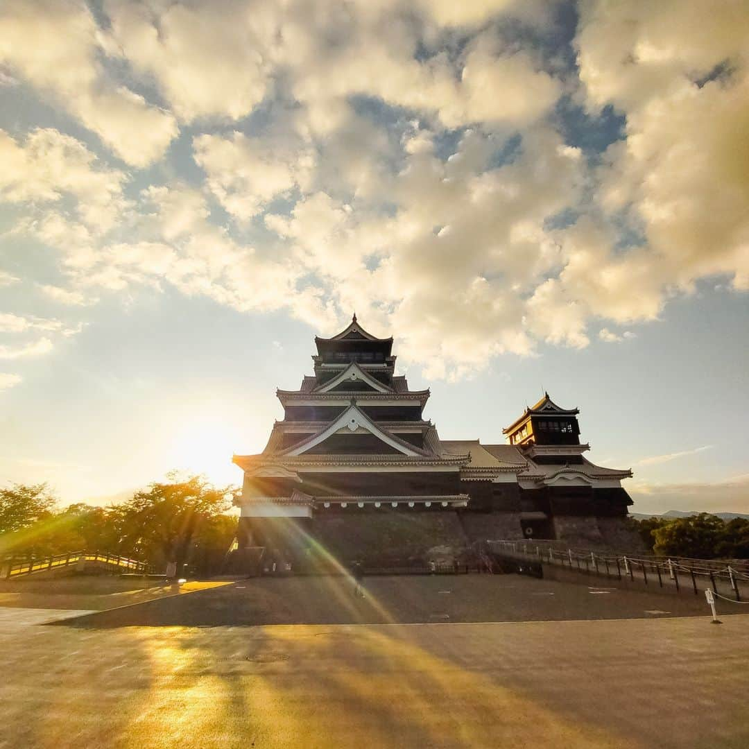 熊本城のインスタグラム：「【熊本城フォトコンニュース📷】 ～「熊本城フォトコンテスト2023上期」の入賞作品決定！その①～  「熊本城フォトコンテスト2023上期」の入賞6作品が決定しました。 これから6回に分けて、1作品ずつ紹介していきます！  　・作品タイトル：射し込む夕日と熊本城 　・投稿者：ゆーみりさん  現在「熊本城フォトコンテスト2023下期」の応募作品を受付しています。 ※応募方法などの詳細は熊本城フォトコンテスト公式サイトへ 熊本城フォトコンテスト 公式サイト (kumamoto-guide.jp)  今しか見ることのできない熊本城や思い出の熊本城など皆さまの素敵な作品をお待ちしています♪ #kumamoto #japan #japantrip #instagood #instagram #kumamotocastle #日本 #熊本 #熊本城 #城 #castle #加藤清正 #日本100名城 #熊本観光 #観光 #trip #cooljapan #熊本城フォトコンテスト #フォトコン #2023年 #上期 #入賞作品 #下期へ続く」