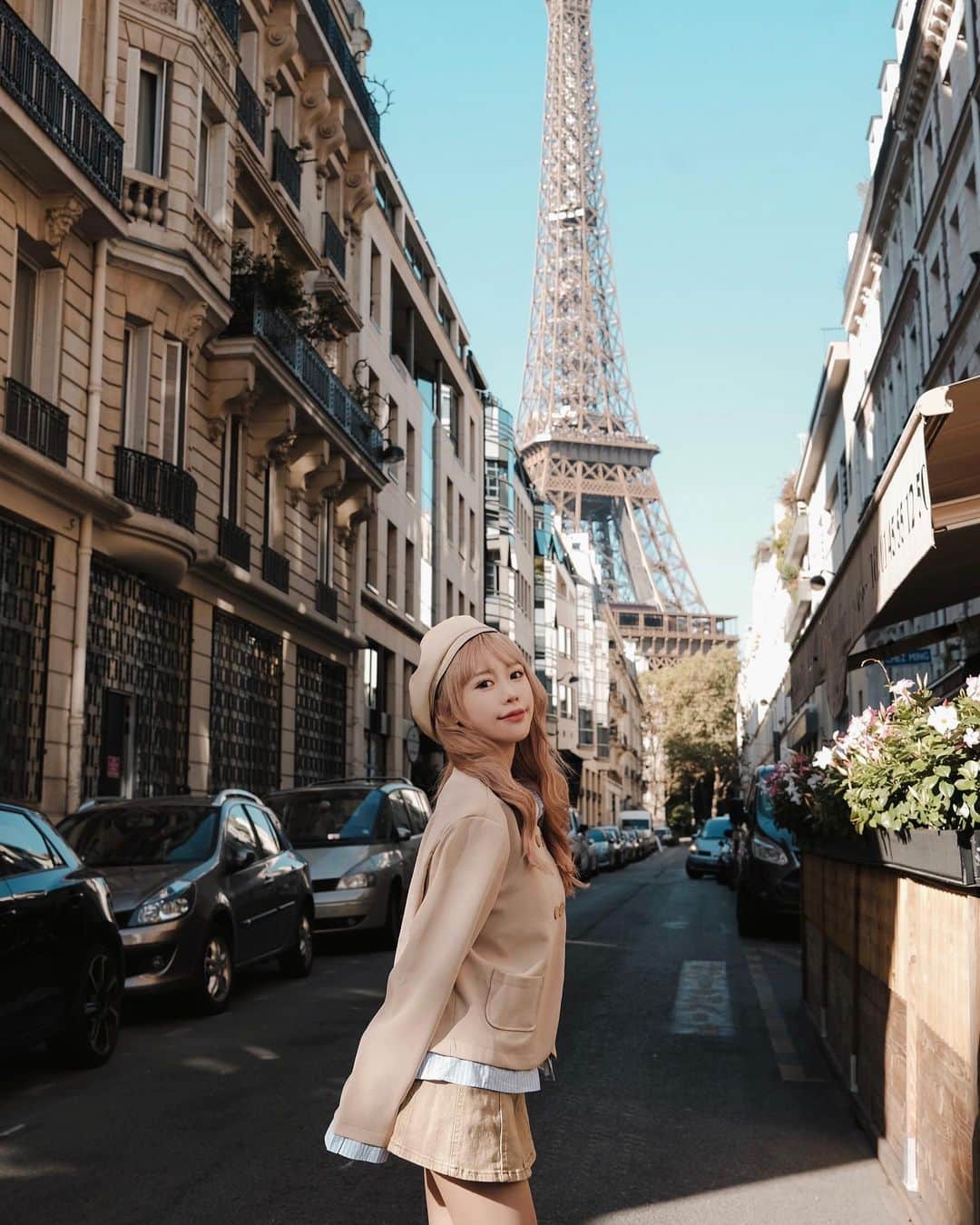 紀卜心さんのインスタグラム写真 - (紀卜心Instagram)「一早去巷弄看巴黎鐵塔 這個位置可以拍到整支🗼 📍 Rue de l'Université  📷我們麗絲是可教之才 上過小卜攝影課之後大幅進步🤣😆🫶🏻 #paris」9月8日 16時34分 - eatzzz7