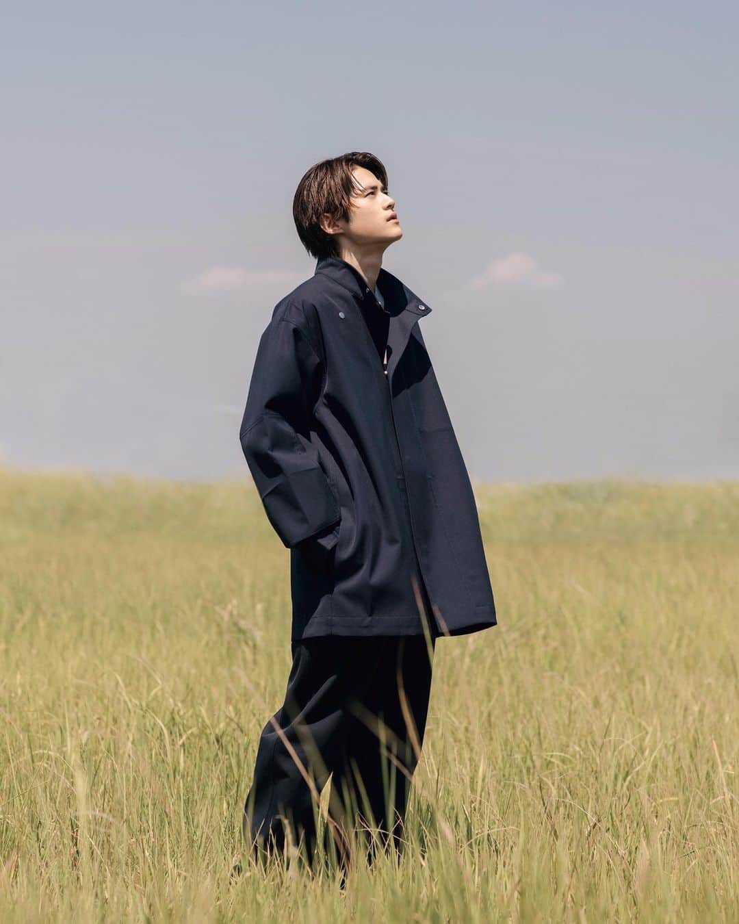 鈴鹿央士のインスタグラム：「MEN'S NON-NO 10月号  本日発売されました📕  誌面を少し🤏 是非、手に取って見て下さい！  #mensnonno」
