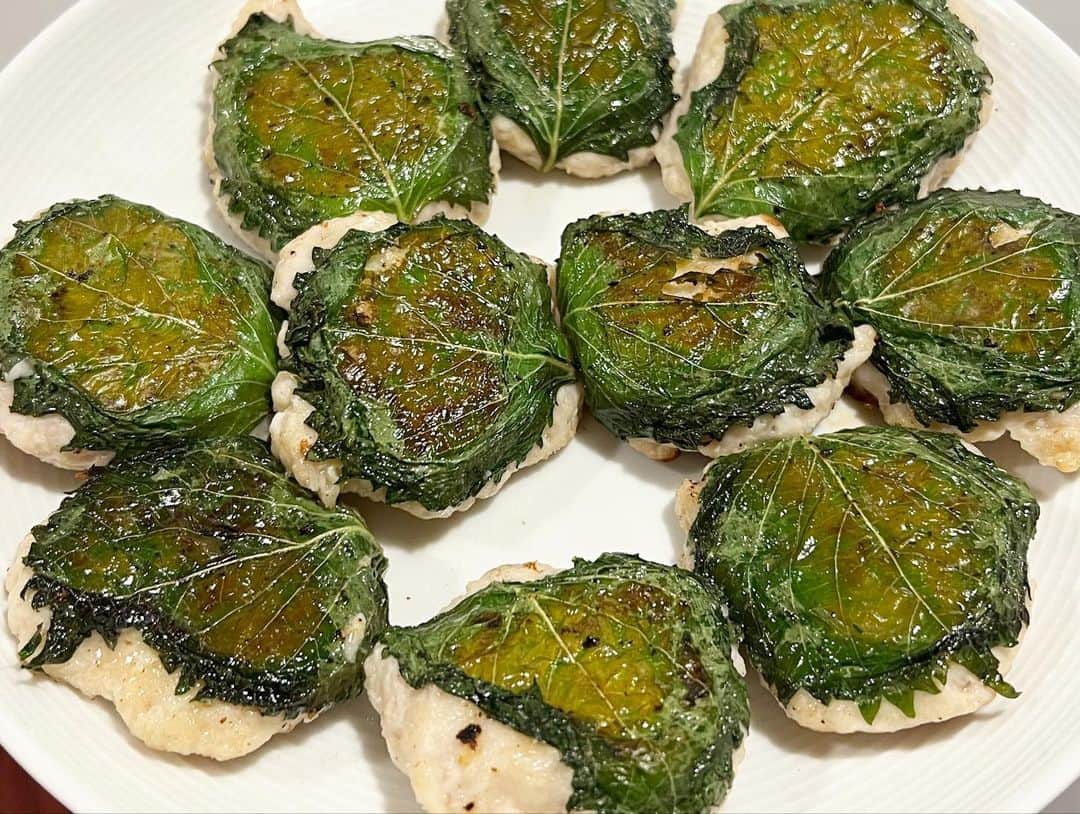 内田朝陽のインスタグラム：「つくねのタネを使って、大葉焼きを作りました。 信濃屋のつくね美味しかったです。 #朝陽飯 #あさひめし #つくね」