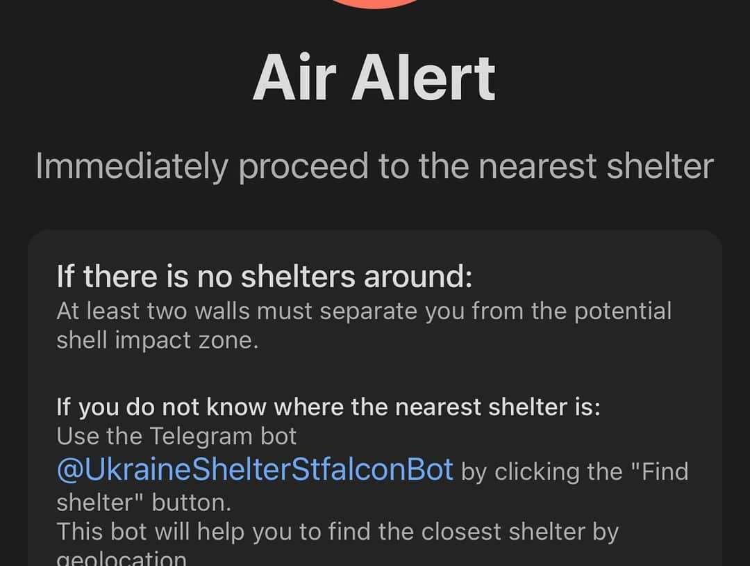 スティーヴン・フライのインスタグラム：「You might think this strange, but you might consider downloading one of the Ukraine air raid alert apps. The persistence and regularity with which they go off (you can switch off the noisy siren element and just have it notify you) is a good reminder of what the people of Ukraine are going through every day. Air Alert! is one app, Air Alarm Ukraine another.」